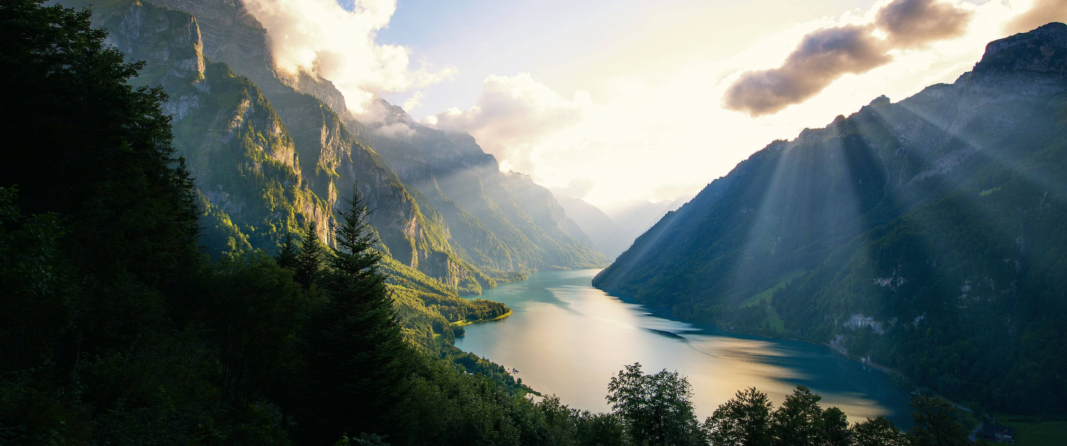 Kantonen Glarus i Sveits, innrammet av et spektakulært fjellandskap Bakgrunner