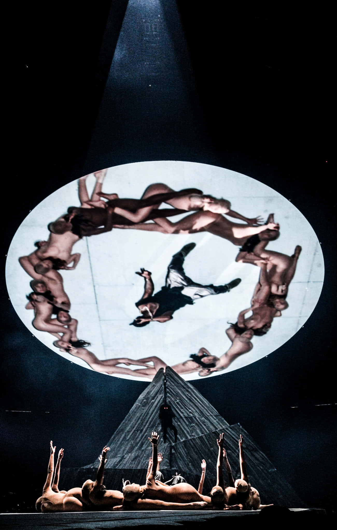 Kanye West viser frem unik stil på Yeezus-turneen Bakgrunner