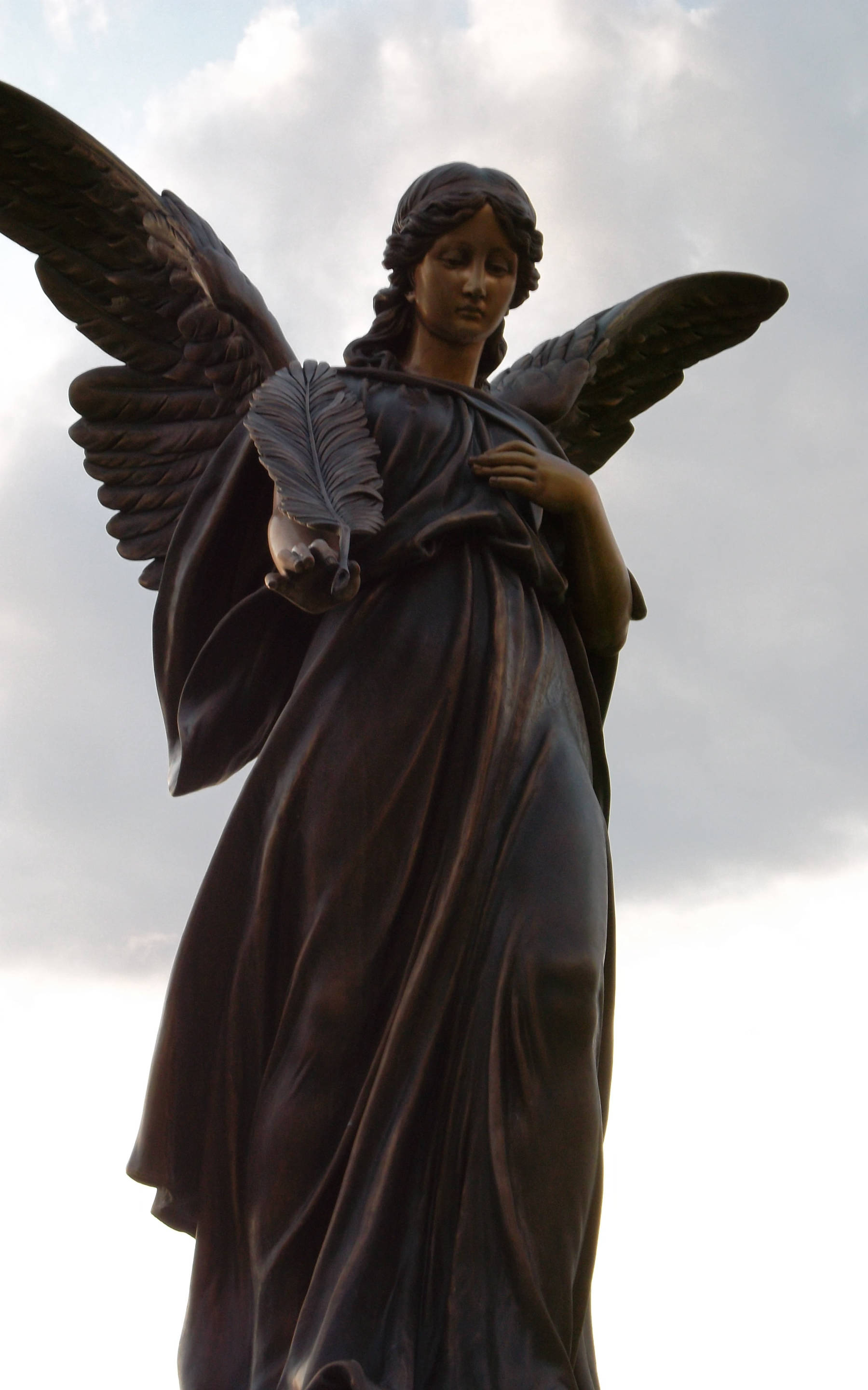 Katolsk bestilt engelstatue Bakgrunner