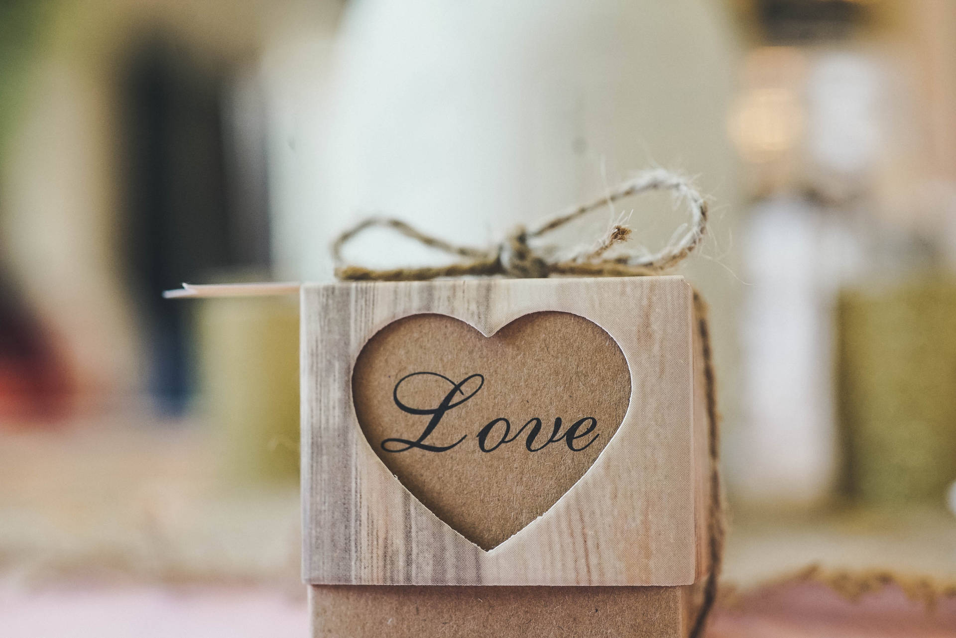 Eske med hjerte og ordet «Love» skrevet med svart blekk. Papirgaveeske til Valentinsdagen.