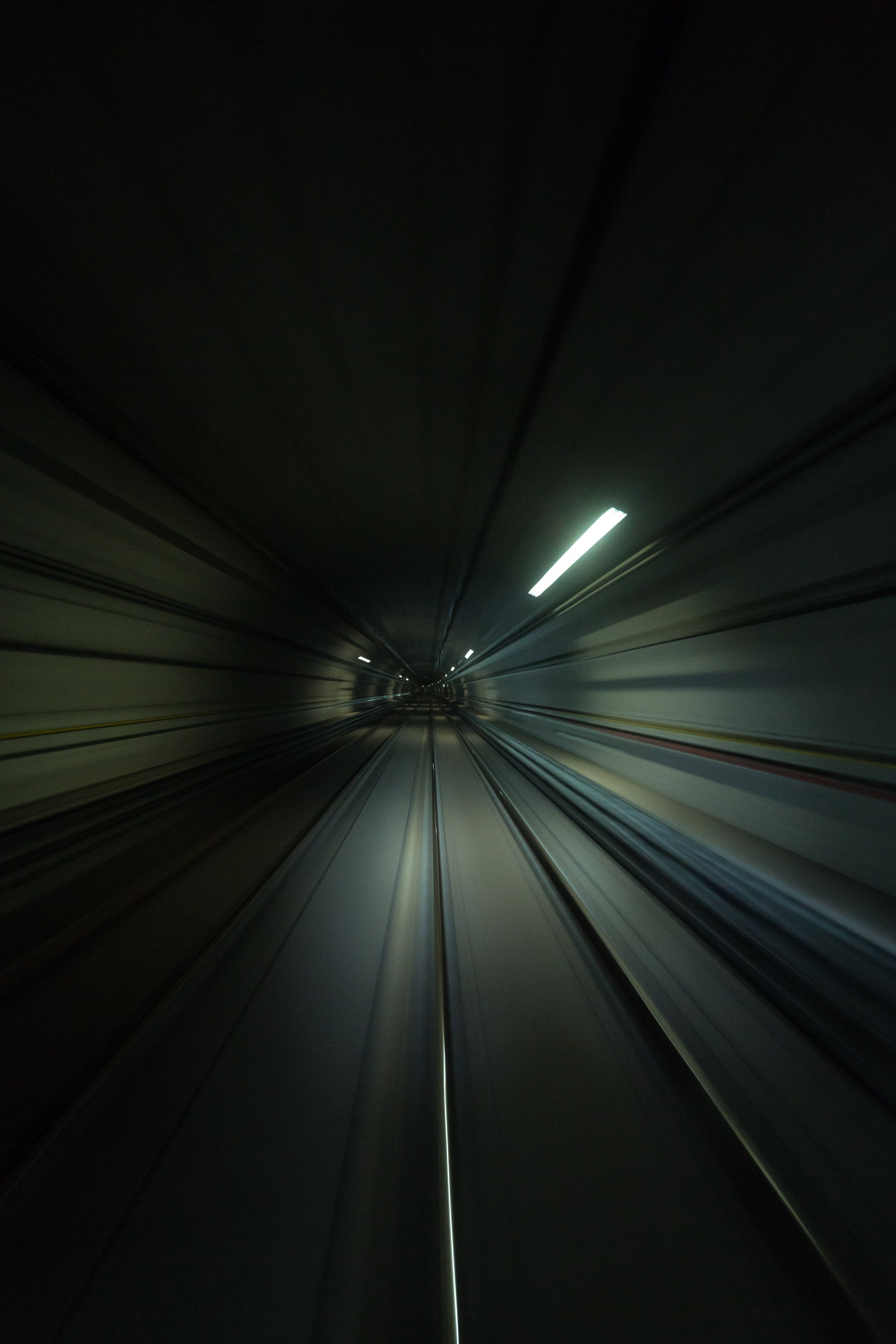 Kjøre gjennom en tunnel i høy hastighet iPhone Bakgrunner