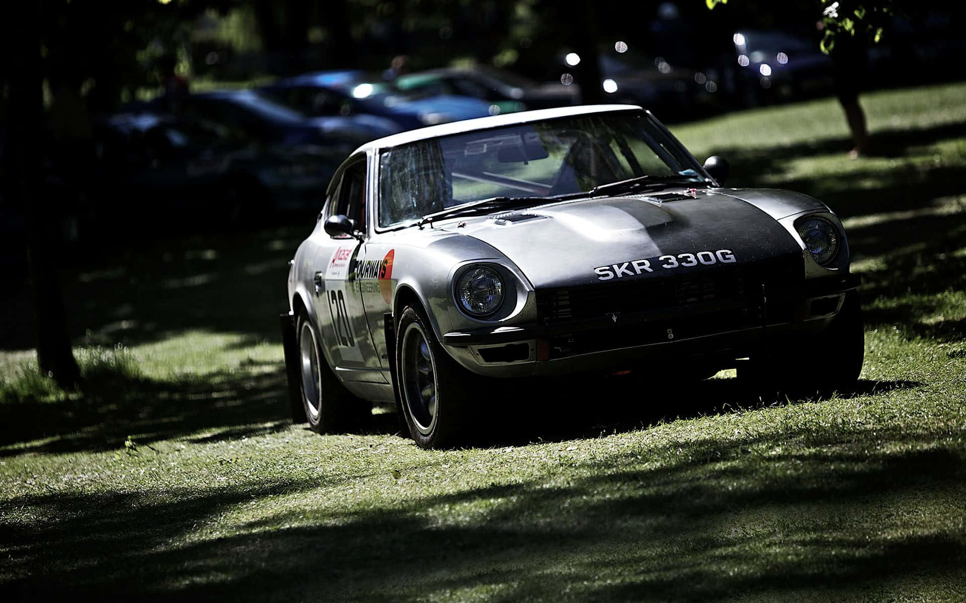 Klassisk Datsun som suser på åpen vei Bakgrunner
