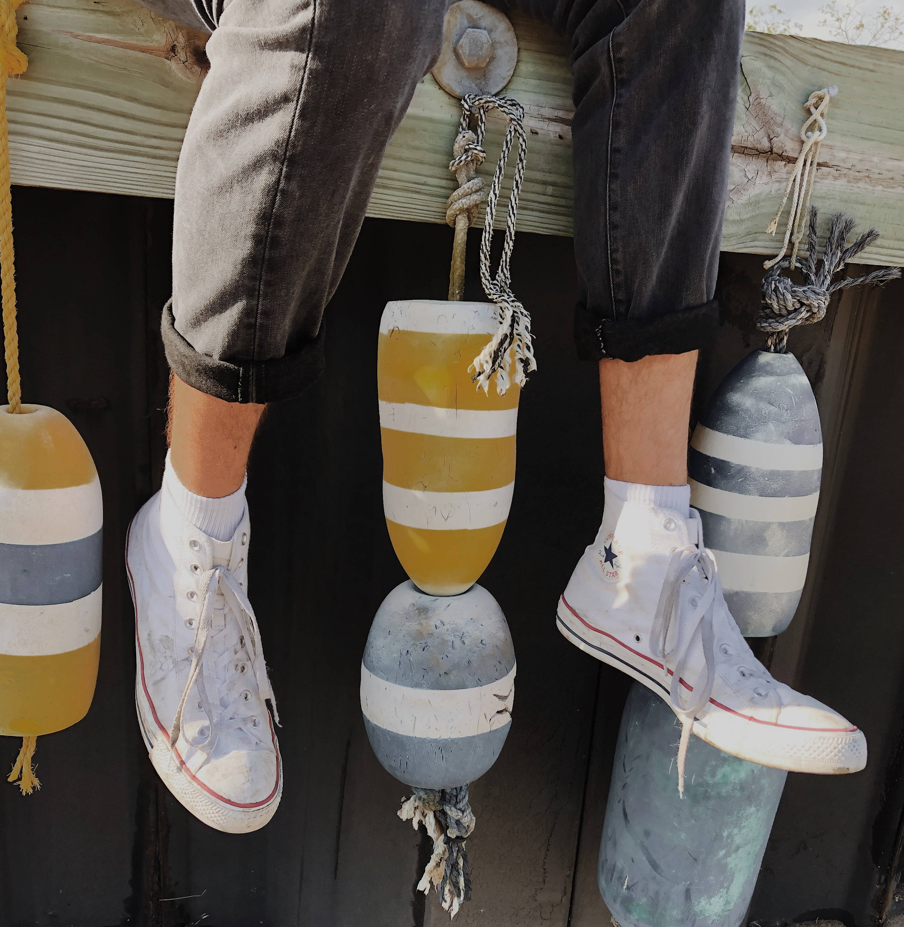 Klassisk hvit Chuck Taylor Converse Bakgrunner