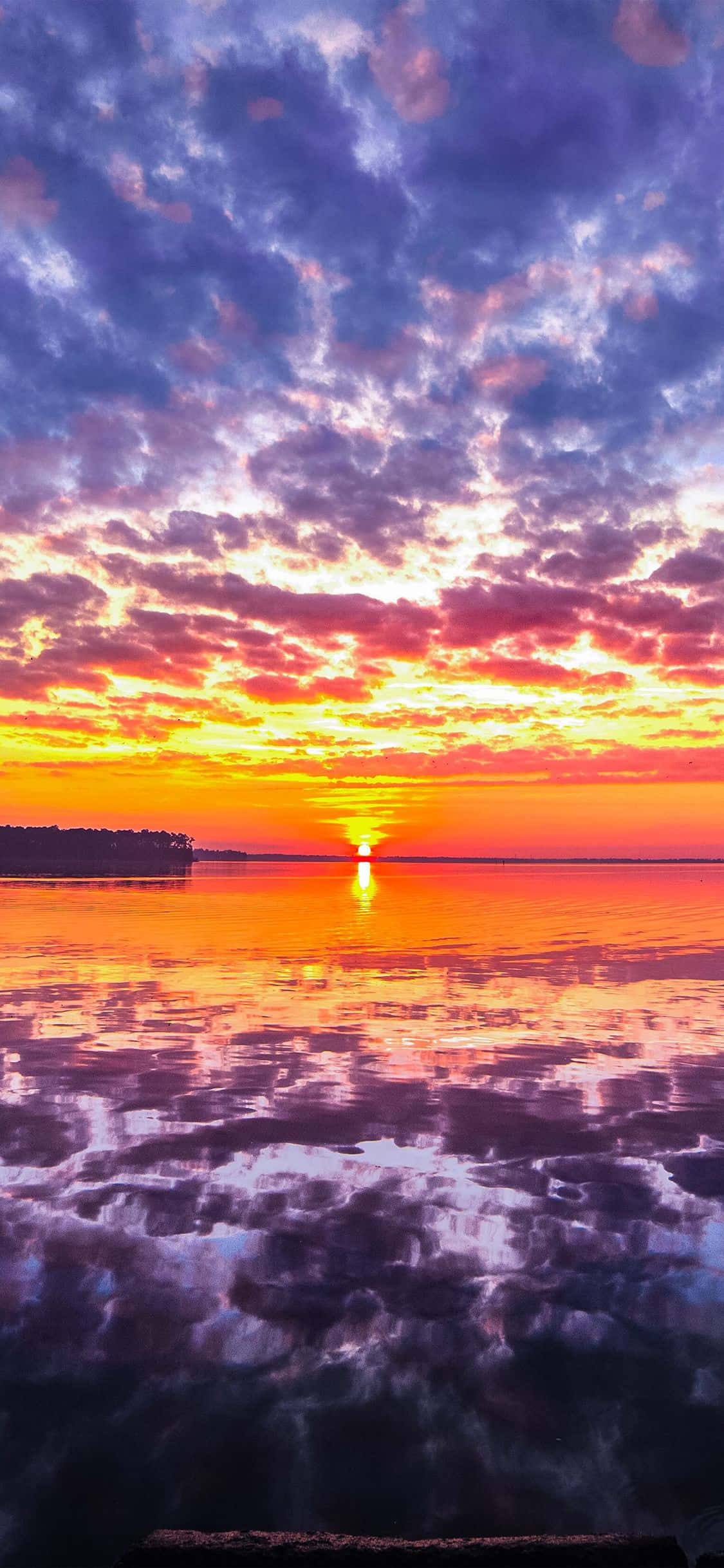 Kom deg ut av den travle bylivet og opplev skjønnheten av solnedgangsstranden med din iPhone Bakgrunner