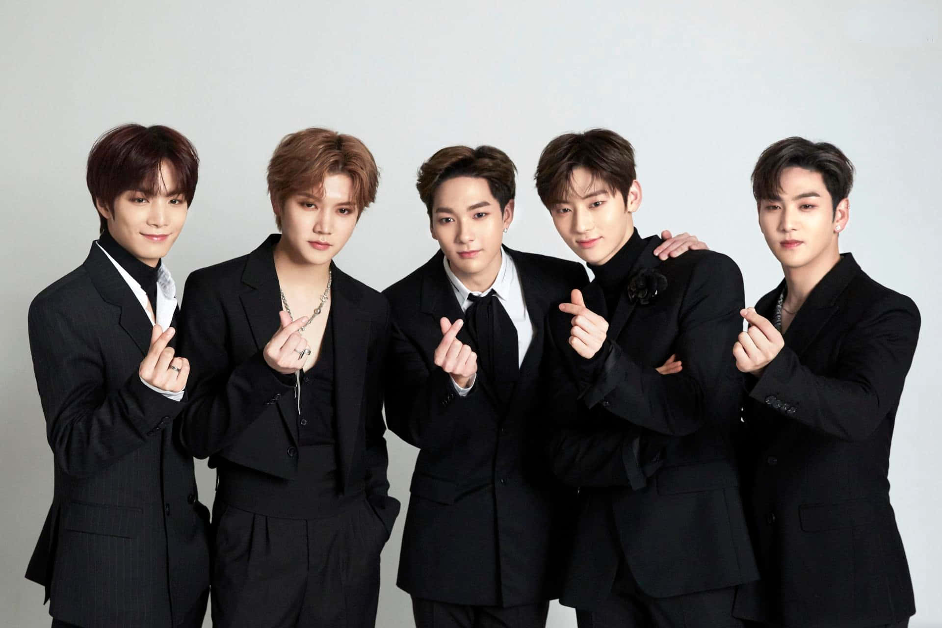 Kpop-gutteband Nuest i dress Bakgrunner