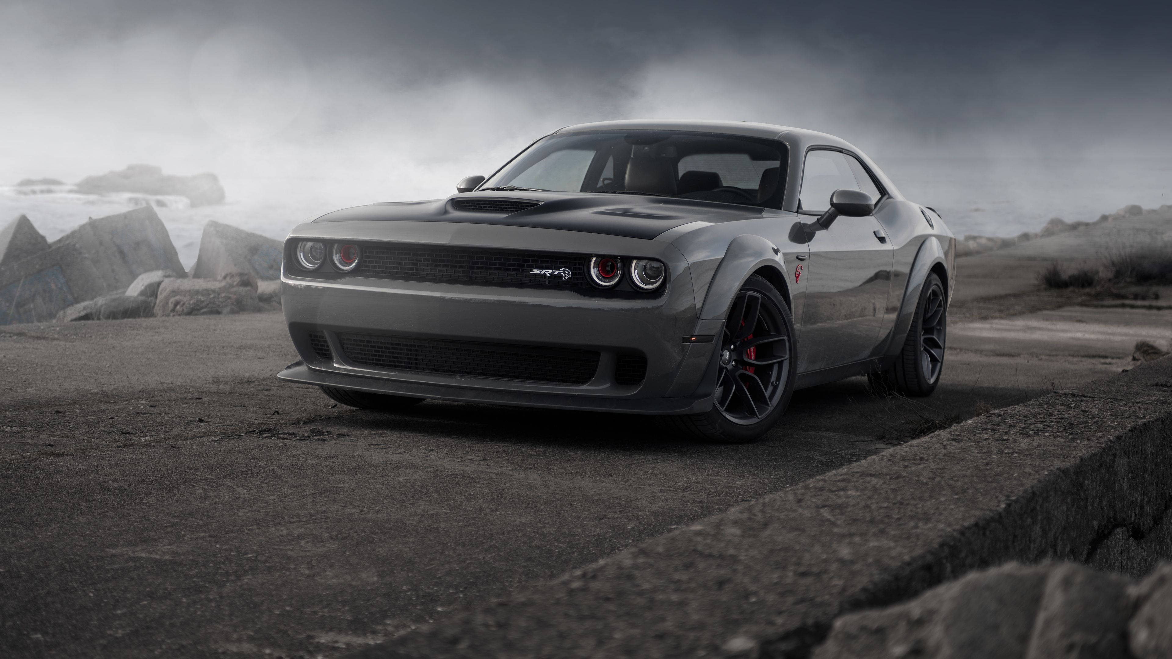 Kraftfull eleganse: Grå Dodge Challenger Demon 4K på betongvei Bakgrunner