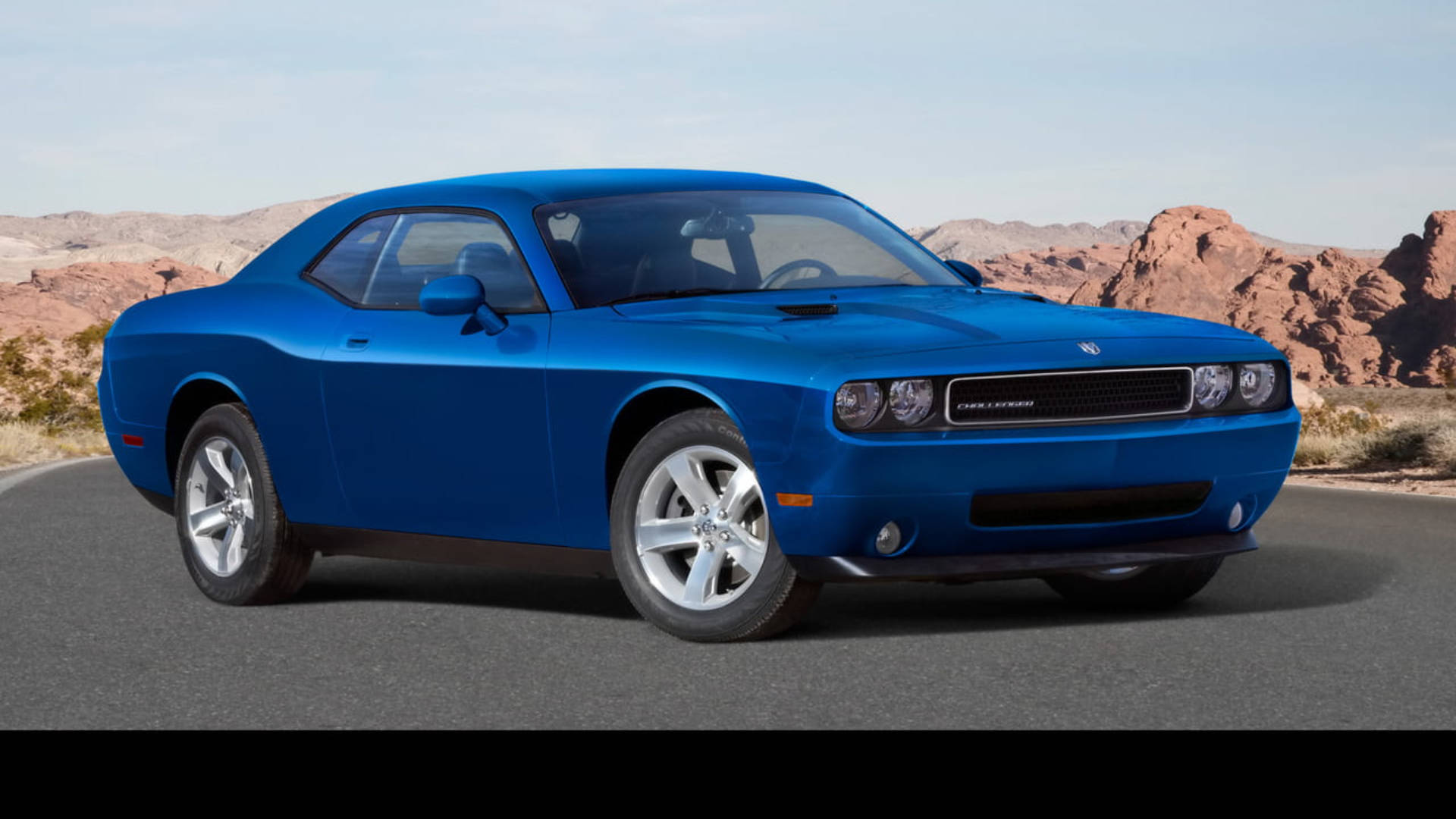 Kraftig blå Dodge Challenger i en dynamisk positur Bakgrunner