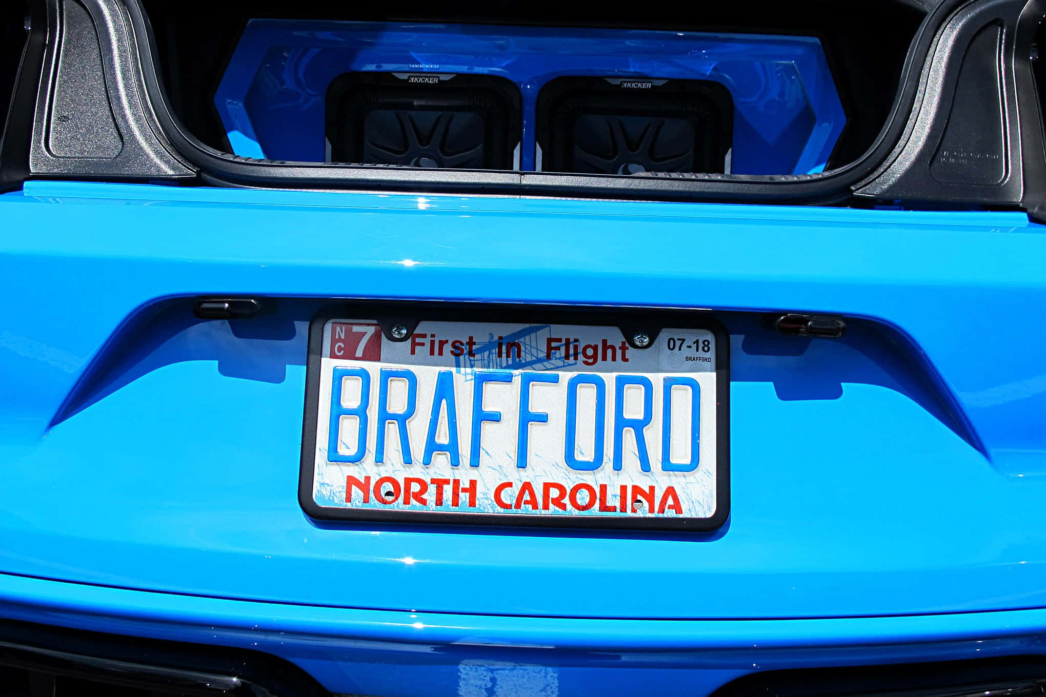 Kreativ bilskilt på et fargerikt kjøretøy Bakgrunner