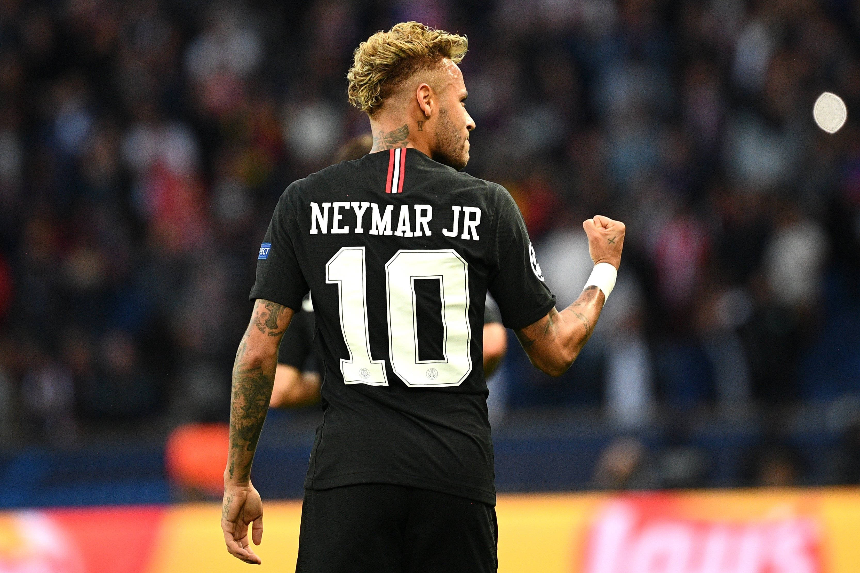 Kul Neymar Jr med knyttet neve Bakgrunner