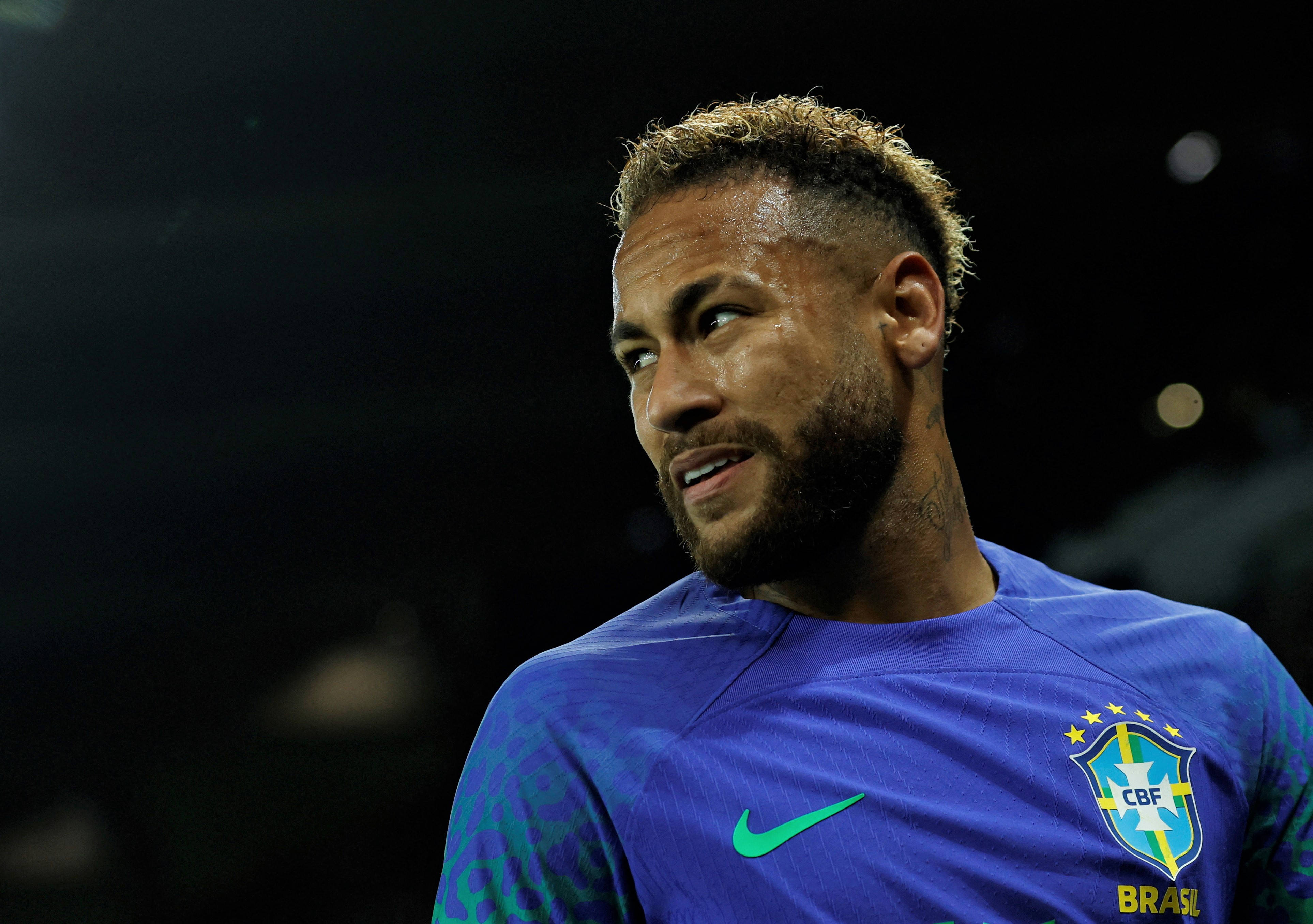 Kul Neymar Jr som ser til siden Bakgrunner