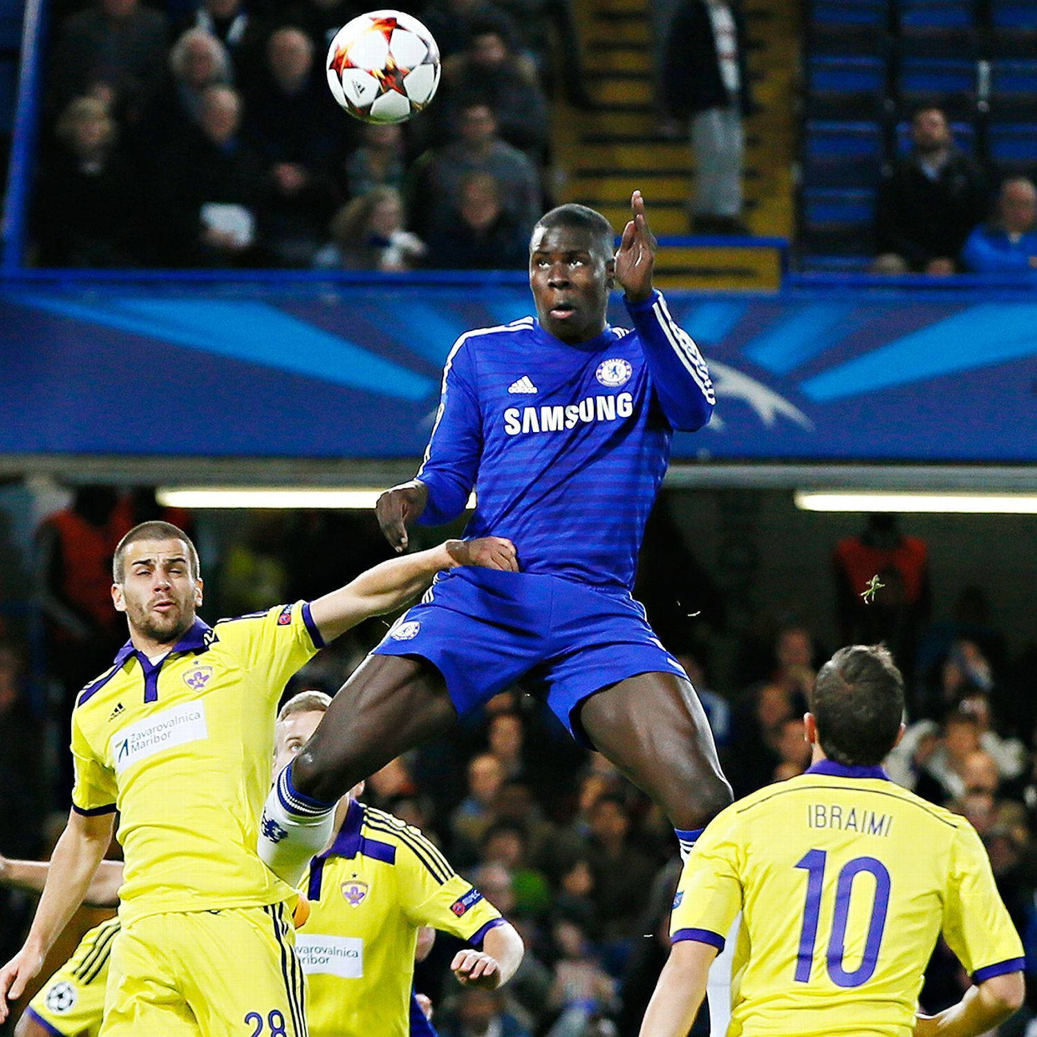 Kurt Zouma nesten heading Bakgrunner