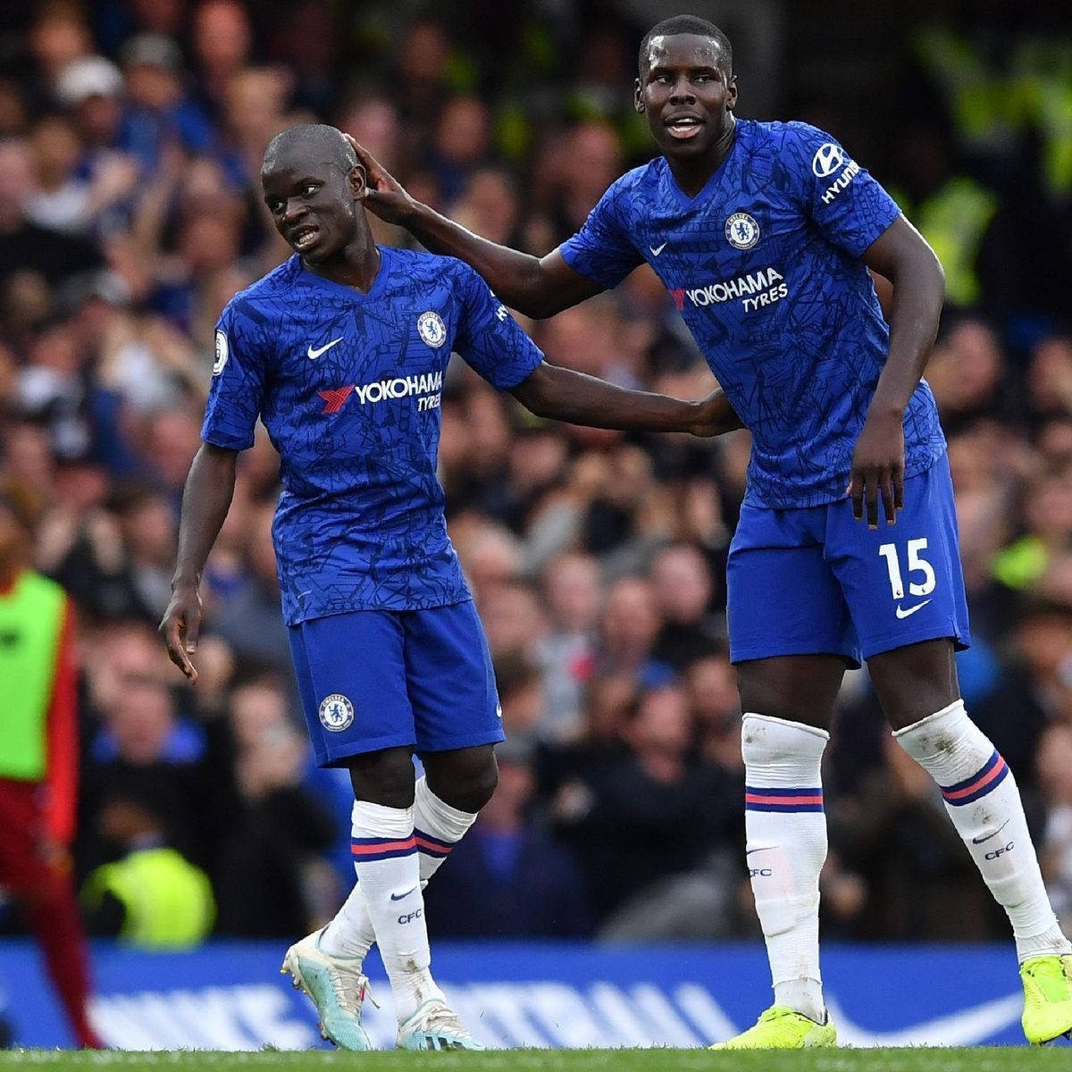 Kurt Zouma tar på hodet til lagkamerat Bakgrunner