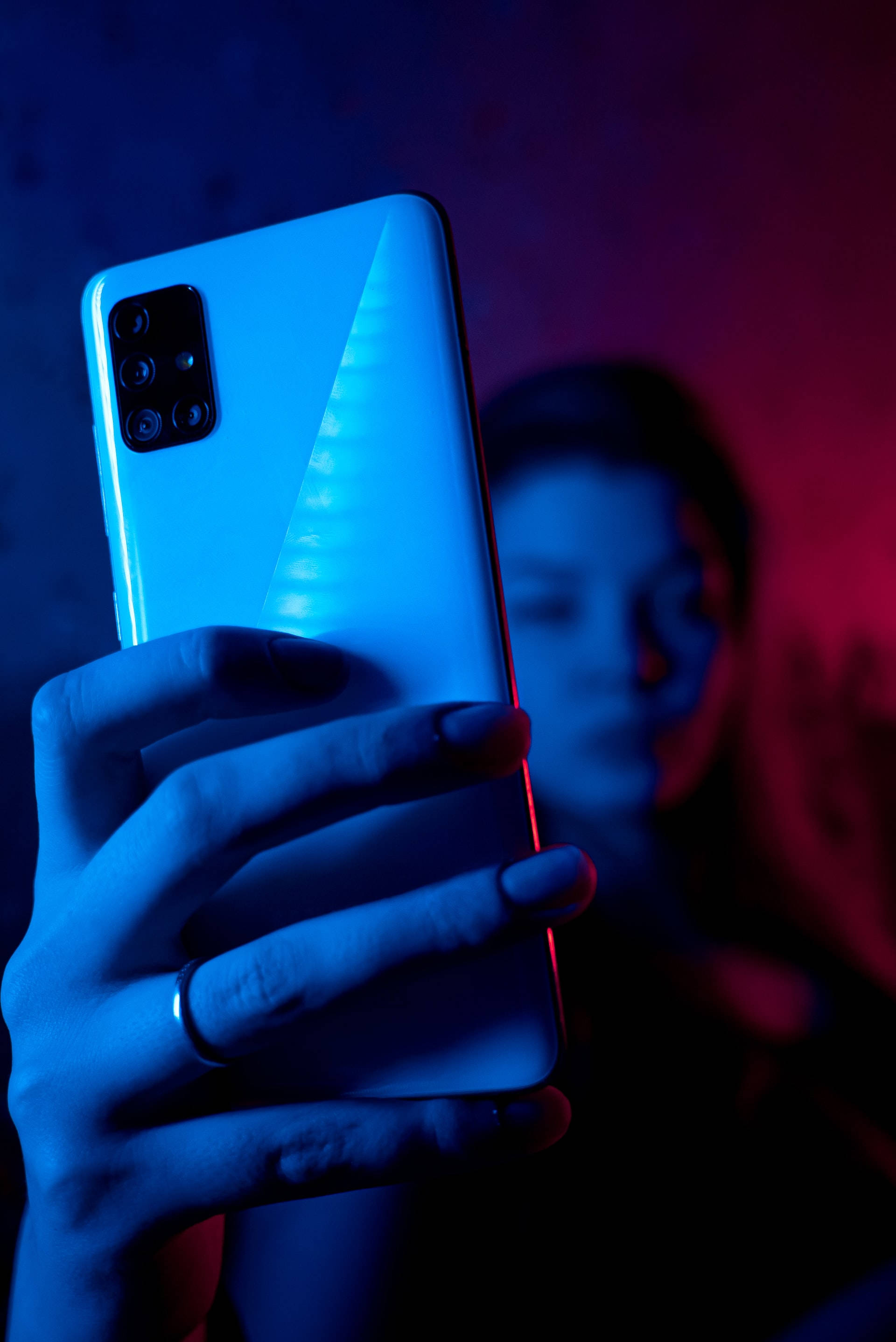 Kvinne med telefon i neonblå iPhone Bakgrunner