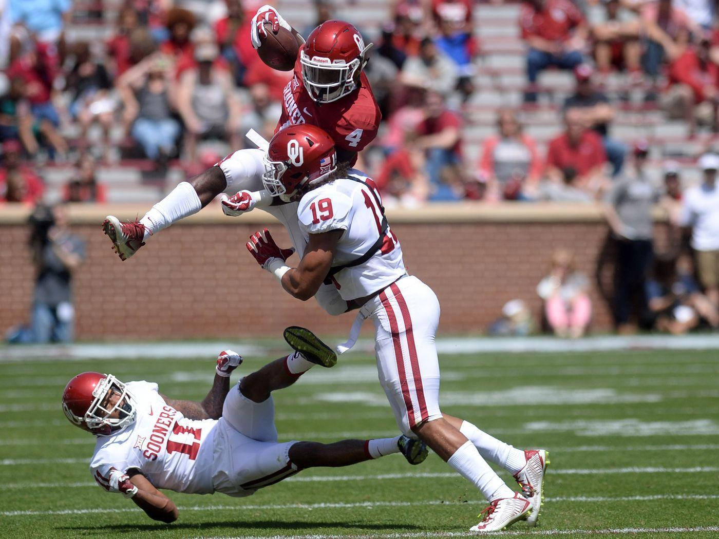 Kyler Murray hopper over lagkamerater Bakgrunner