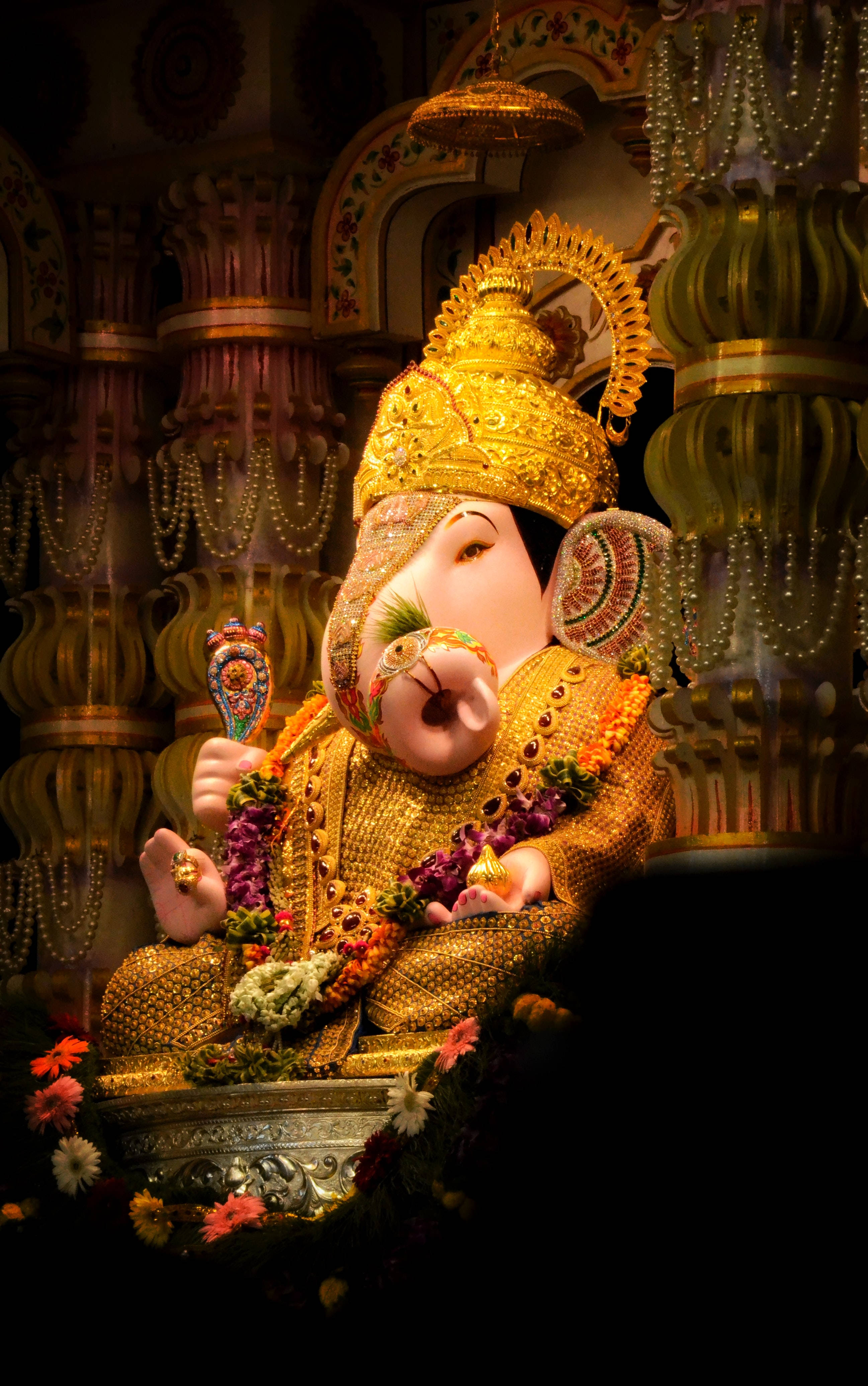 Lalbaugcha Raja gylden krone Bakgrunner