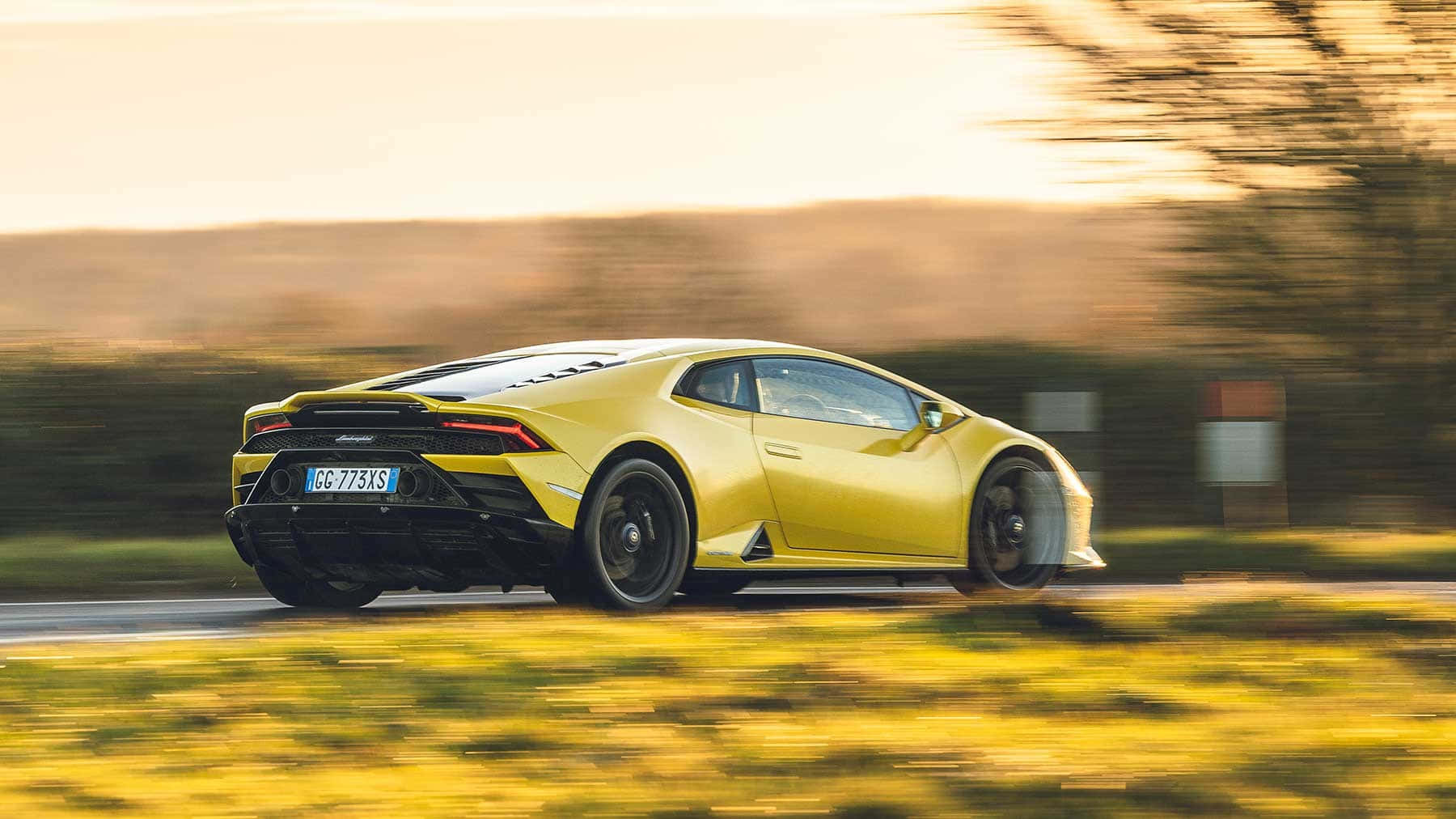 Lamborghini Huracan kjører ned en landevei Bakgrunner