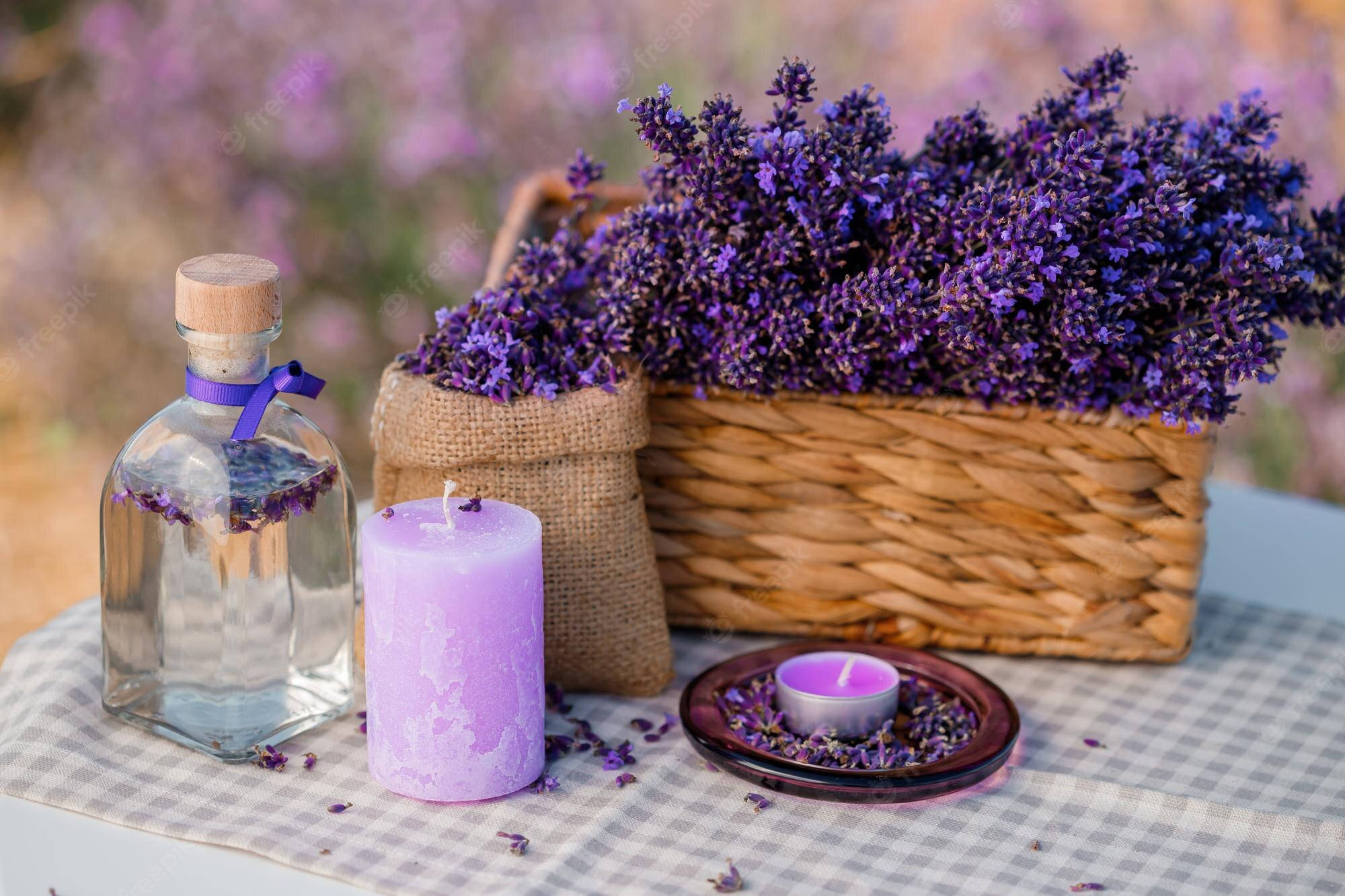 Lavendel estetiske blomsterknopper i en kurv Bakgrunner