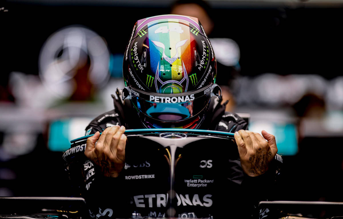 Lewis Hamilton klatrer ut av halo