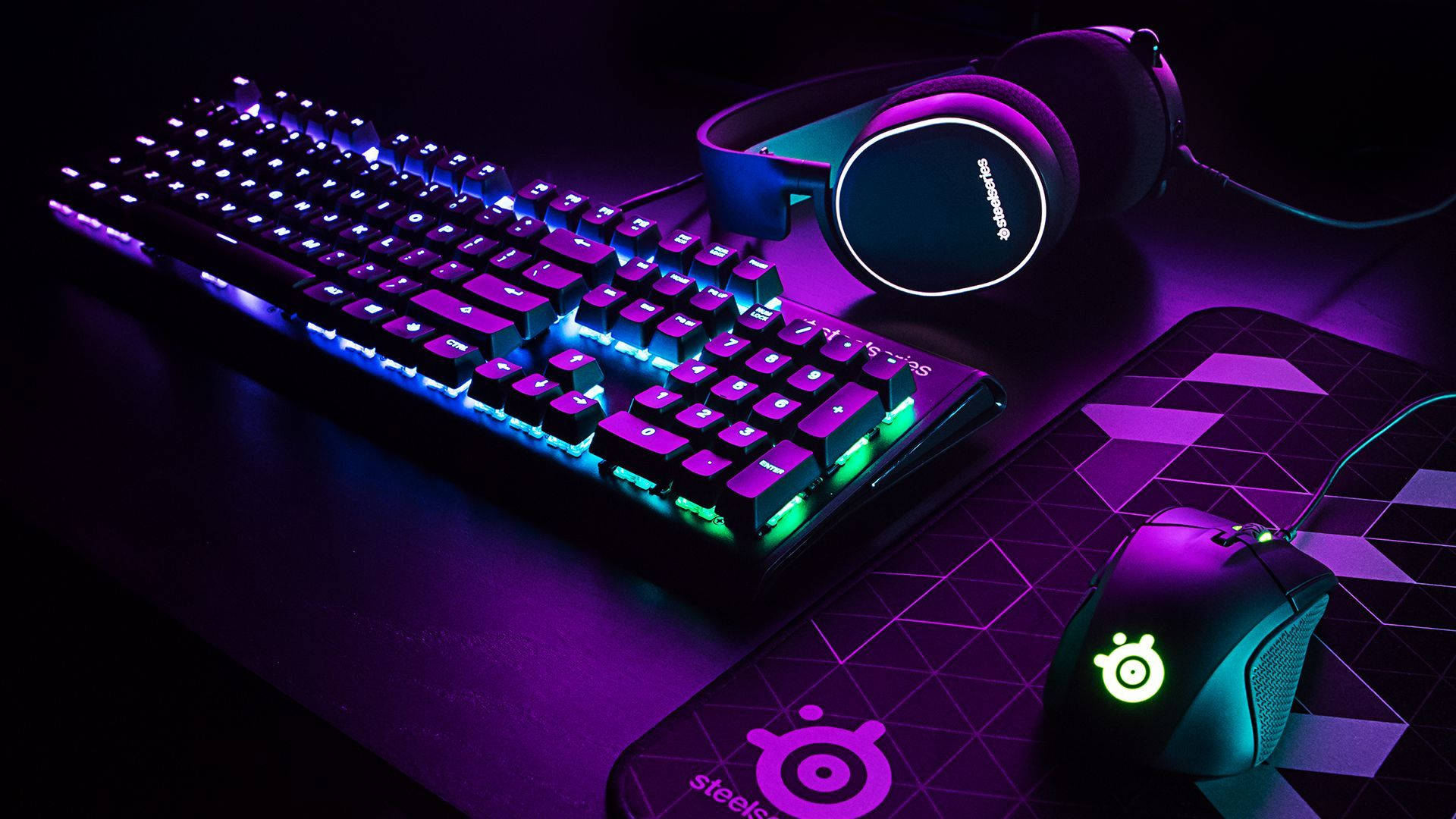 Lilla gaming-PC-oppsett skrivebord Bakgrunner