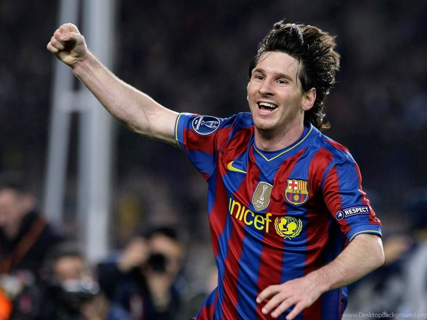 Lionel Messi smilende glad i UNICEF-fotballdrakt bakgrunn