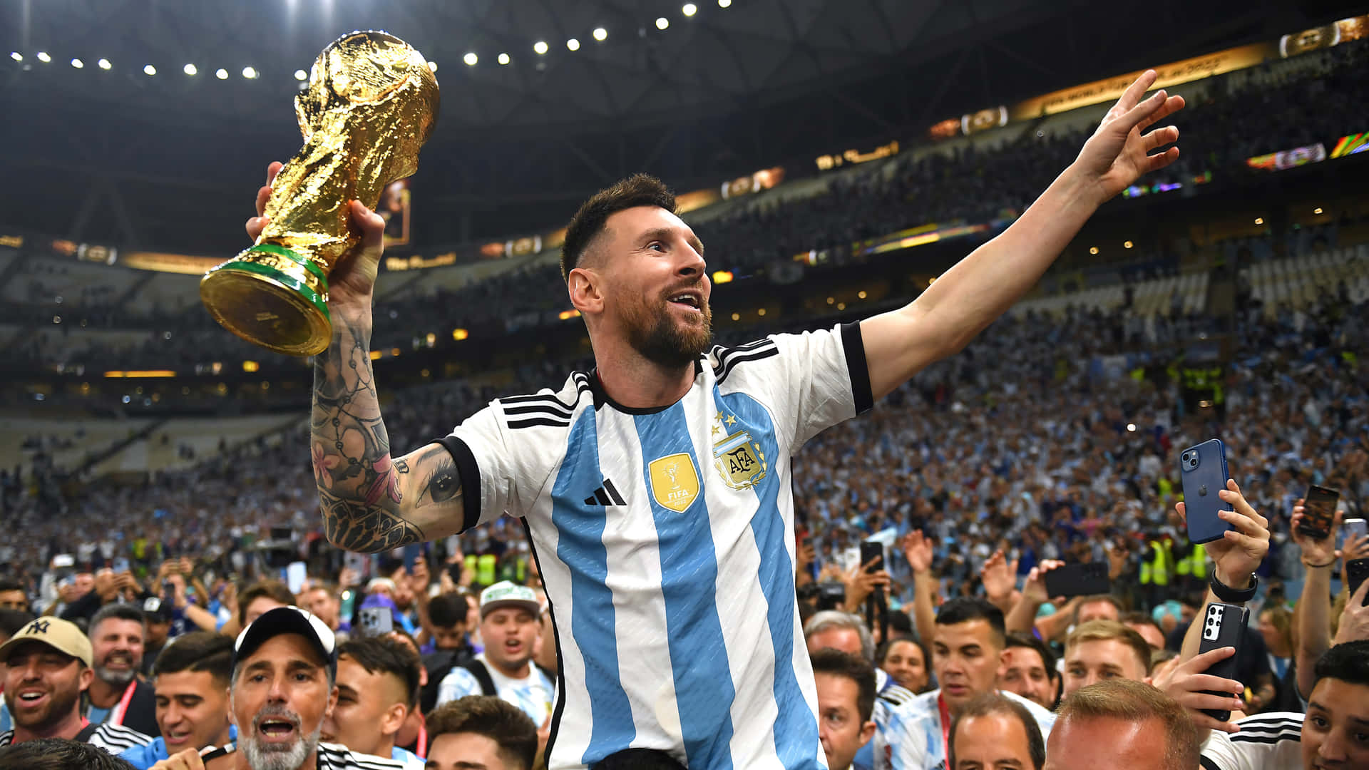 Lionel Messi dribler rundt forsvarsspilleren for å score målet. Bakgrunner