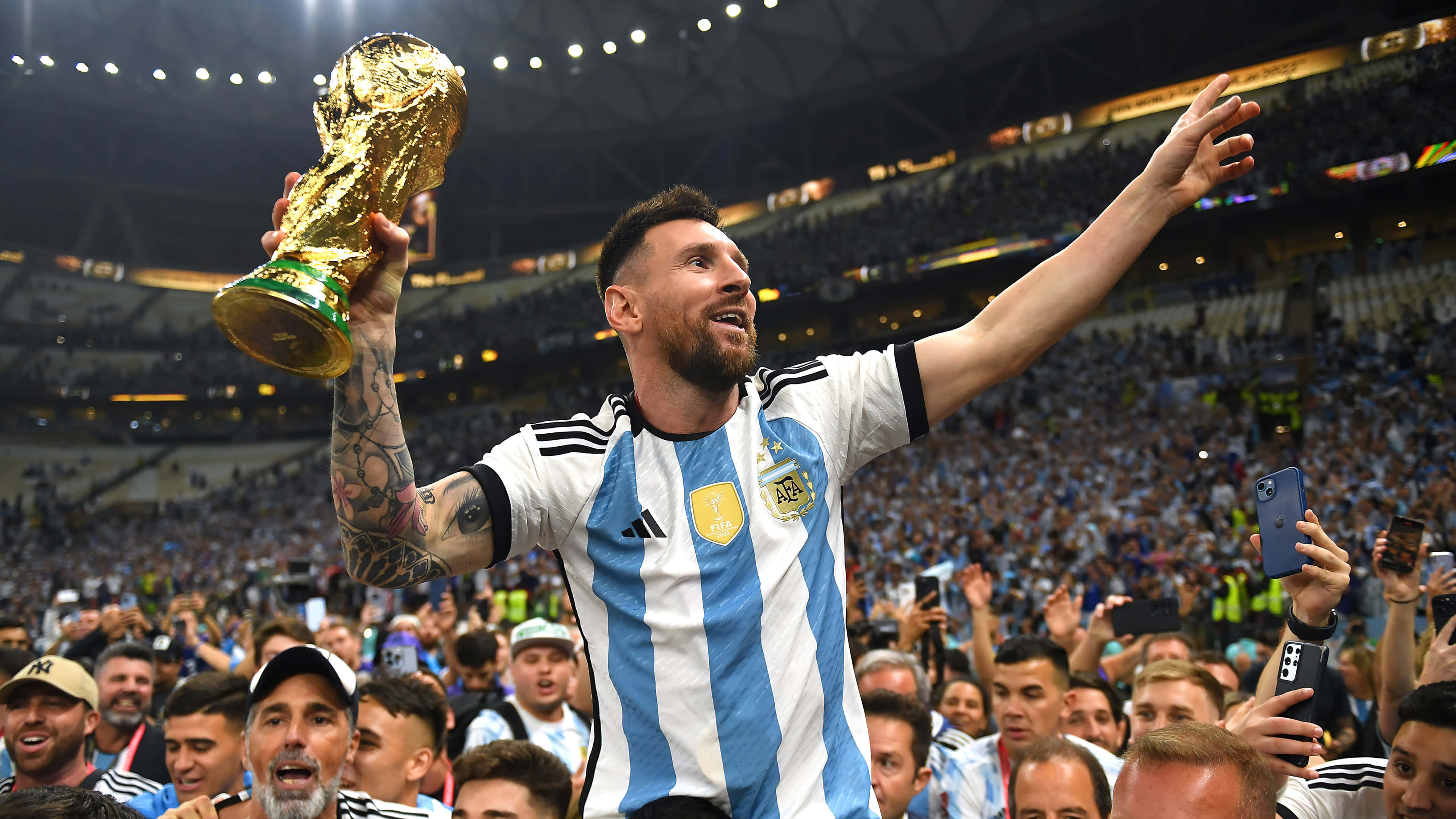 Lionel Messi dribler rundt forsvarsspilleren for å score målet. Bakgrunner