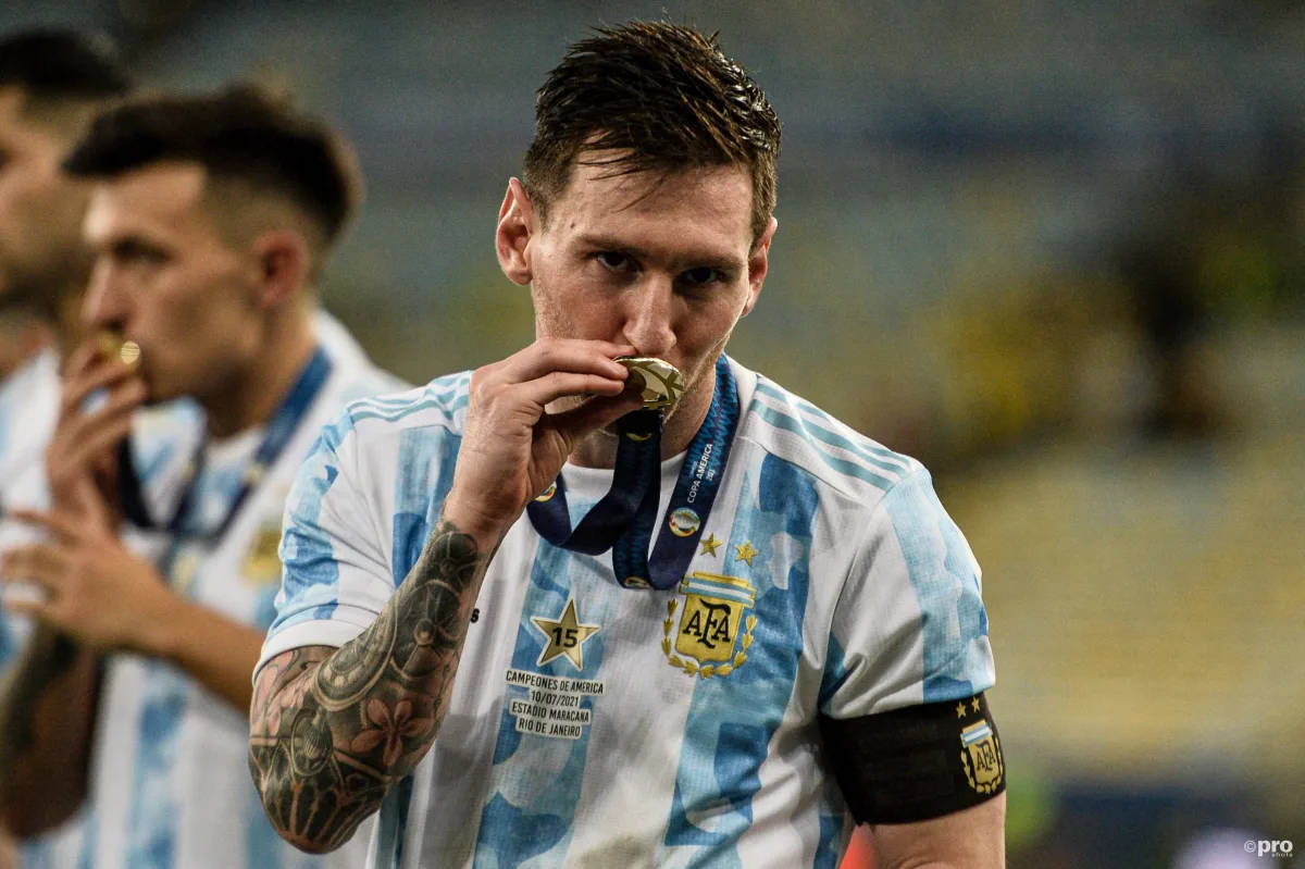 Lionel Messi holder Copa America-medaljen 2021 Bakgrunner