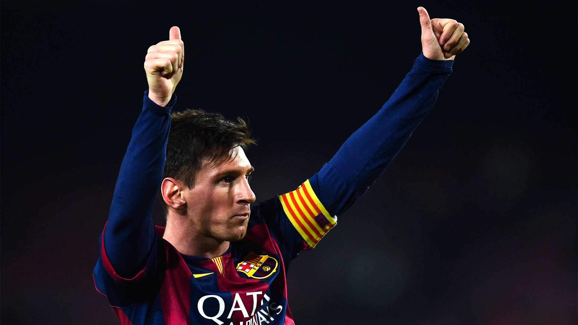 Lionel Messi som løfter begge hendene i en tomler opp-bakgrunn