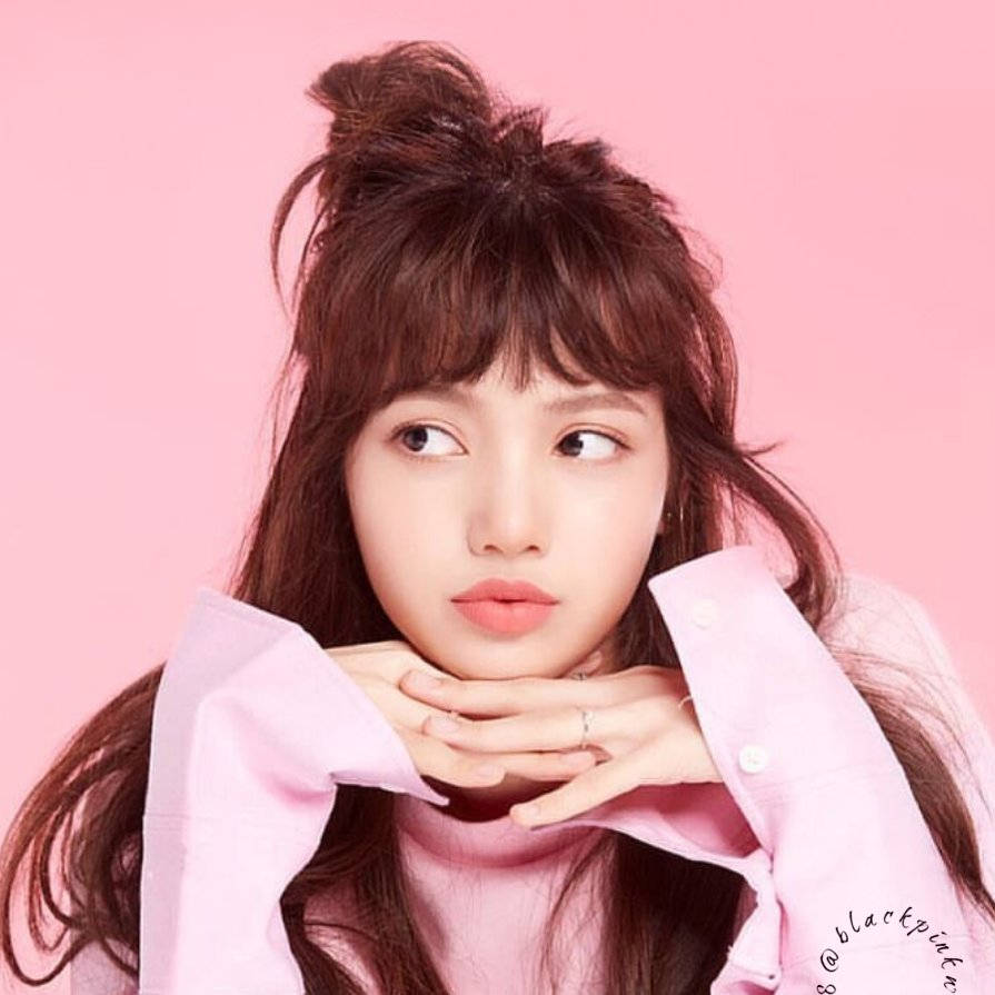 Lisa fra Blackpink livlig og fantastisk i rosa Bakgrunner
