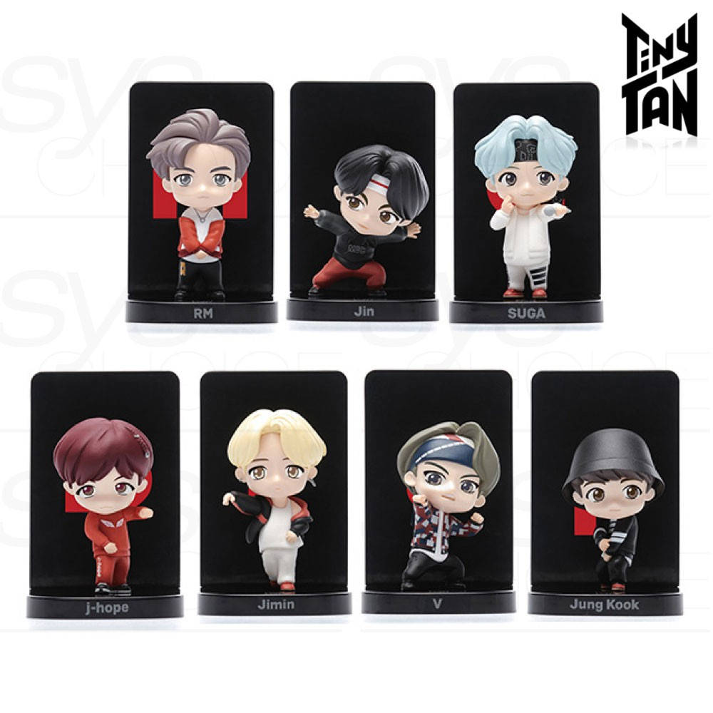 Liten Tan BTS actionfigur i svart Bakgrunner