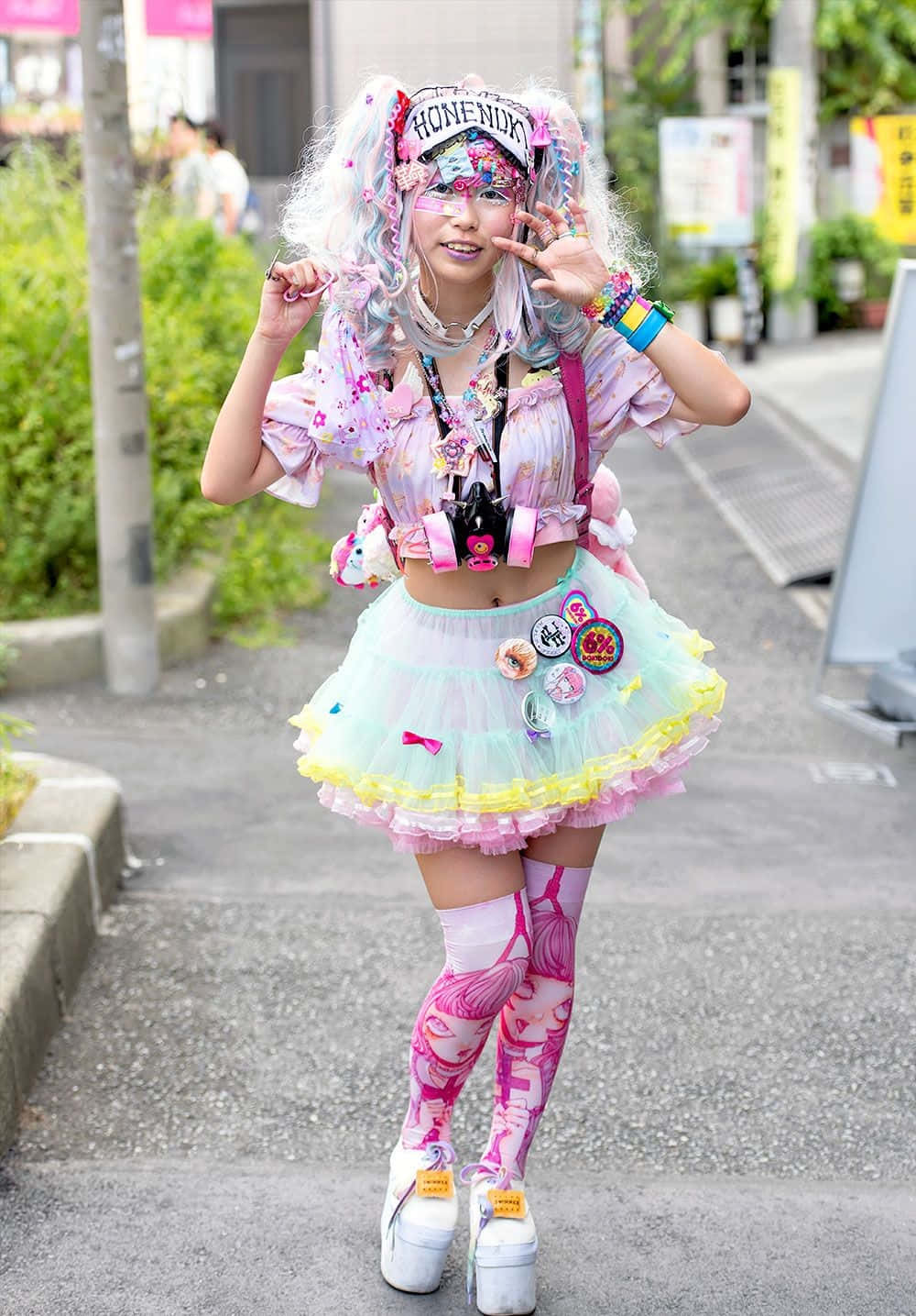 Livlige Harajuku-moteentusiaster som uttrykker individualitet på Tokyos gater Bakgrunner