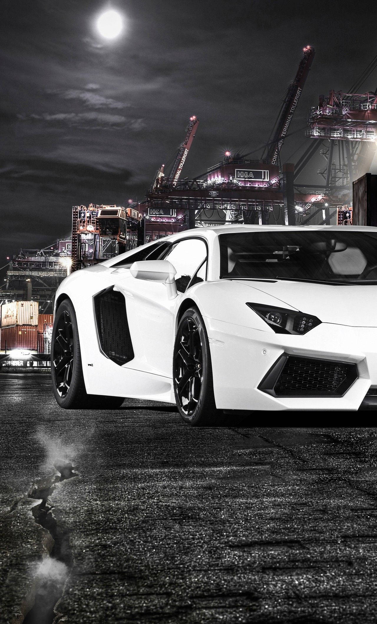 Luksuriøs livsstil - Hvit Lamborghini sammen med en iPhone Bakgrunner