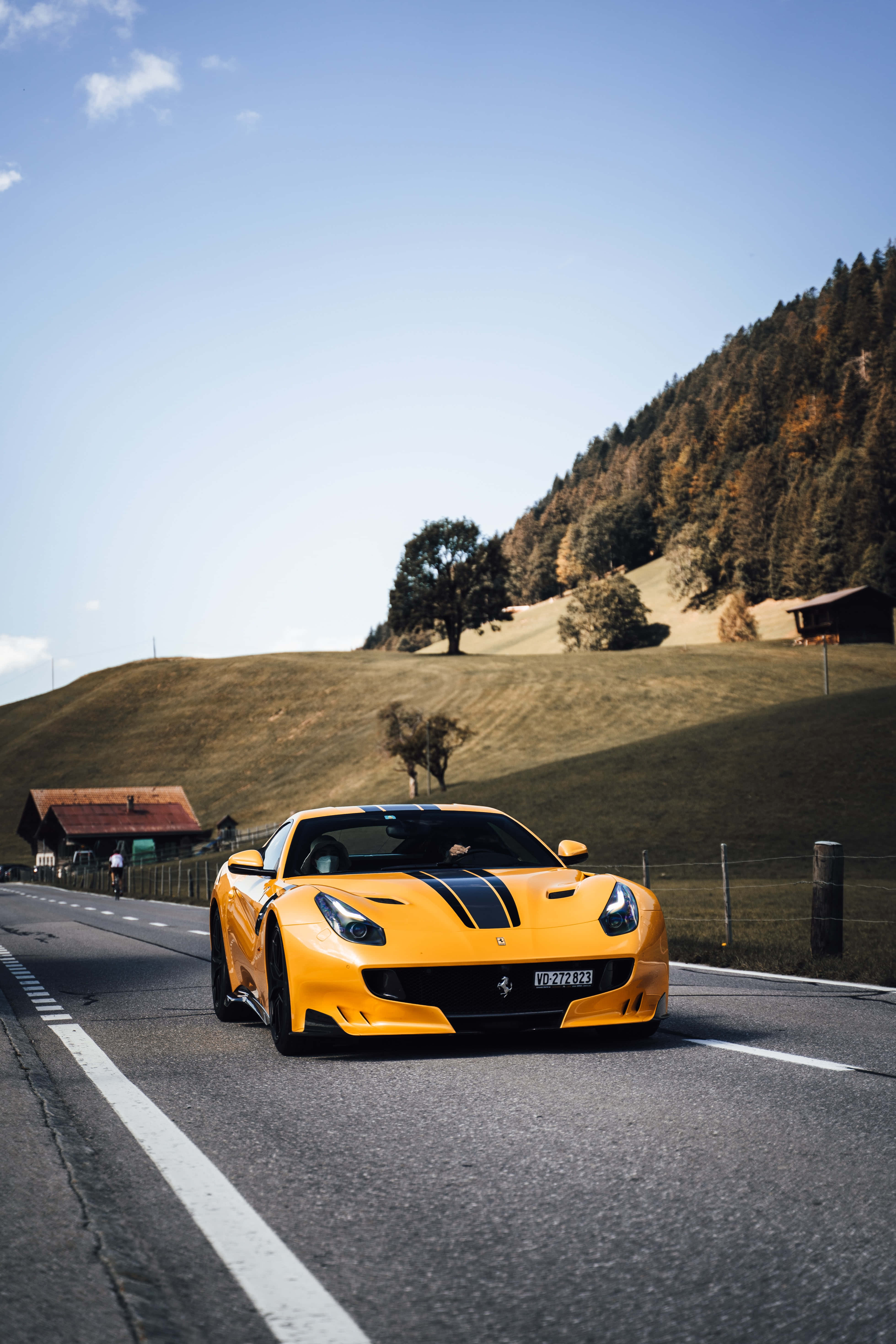 Luksuriøs rød Ferrari i full fart Bakgrunner