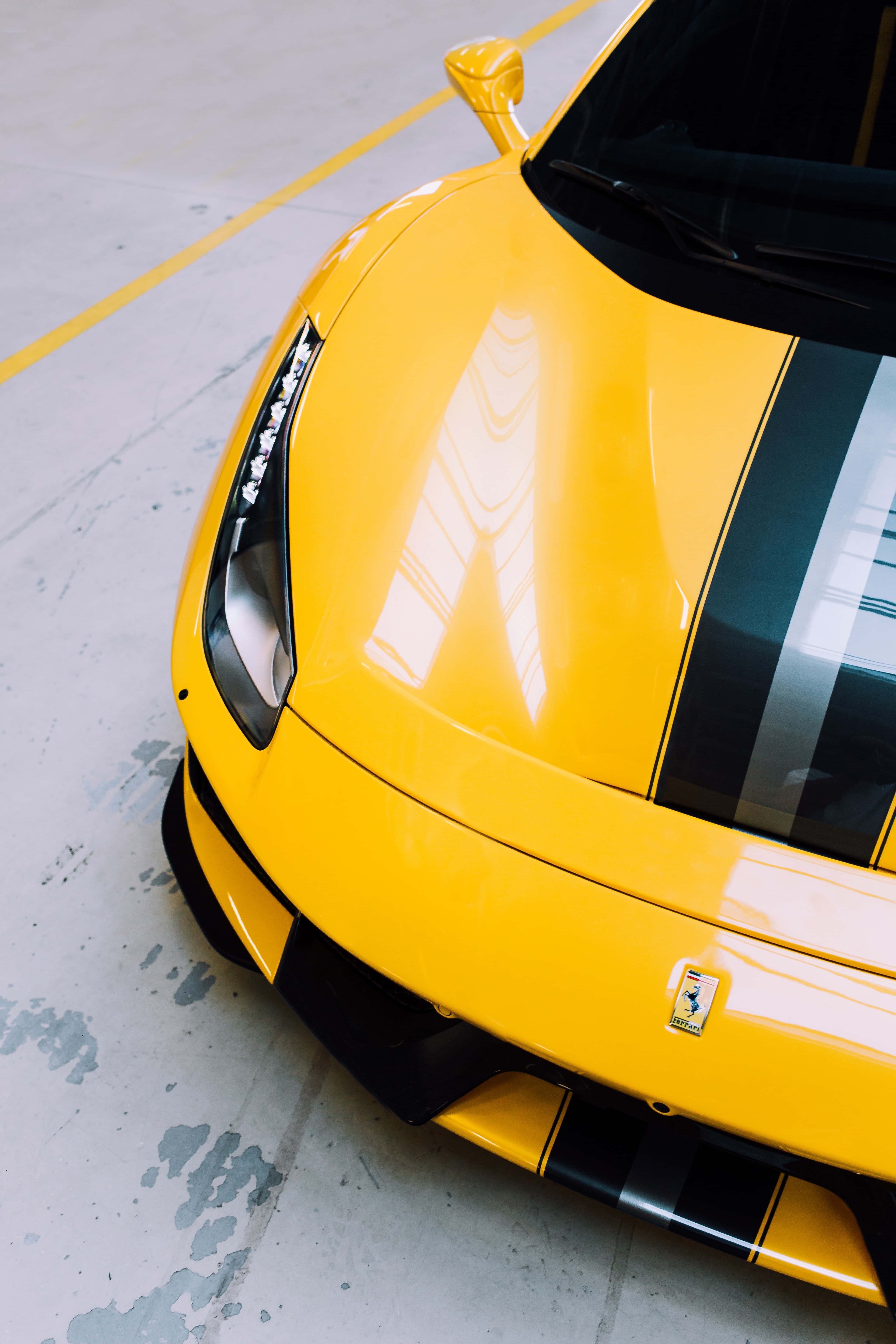 Luksus i bevegelse: En elegant Ferrari på åpen vei Bakgrunner