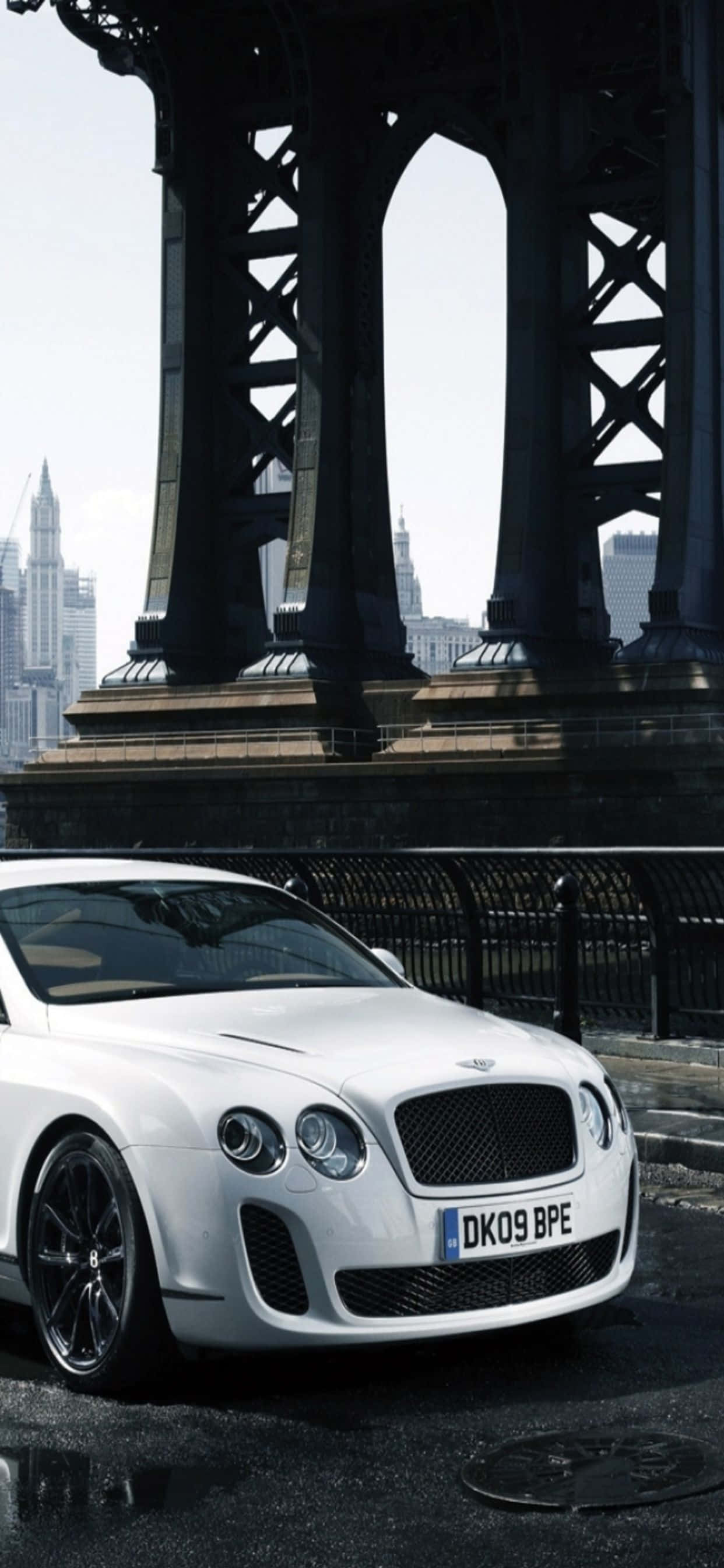 Luksus møter teknologi i dette bildet av en Bentley og en iPhone Xs Max. Bakgrunner