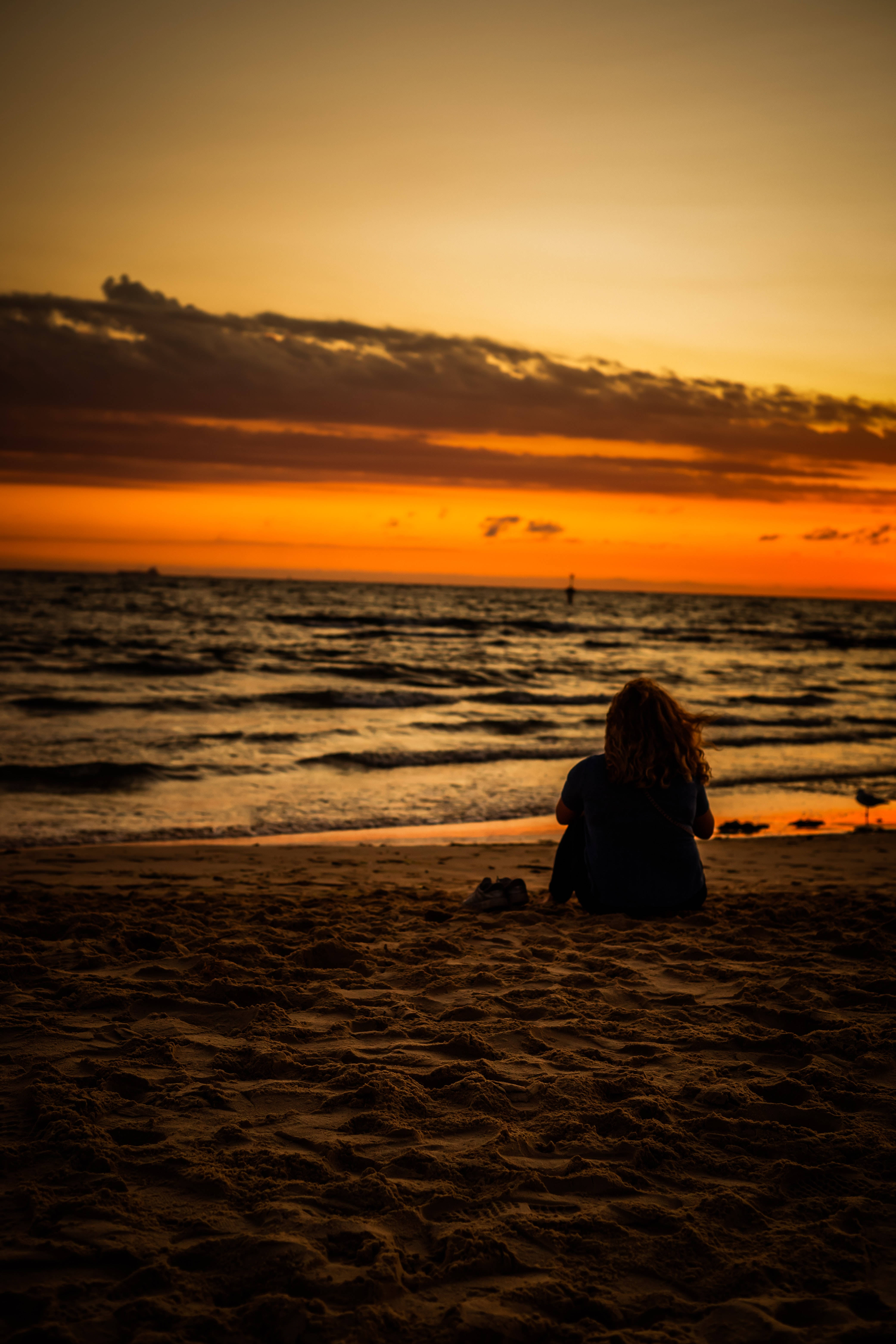 Lykkelig kvinne som nyter en sommerdag på stranden Bakgrunner