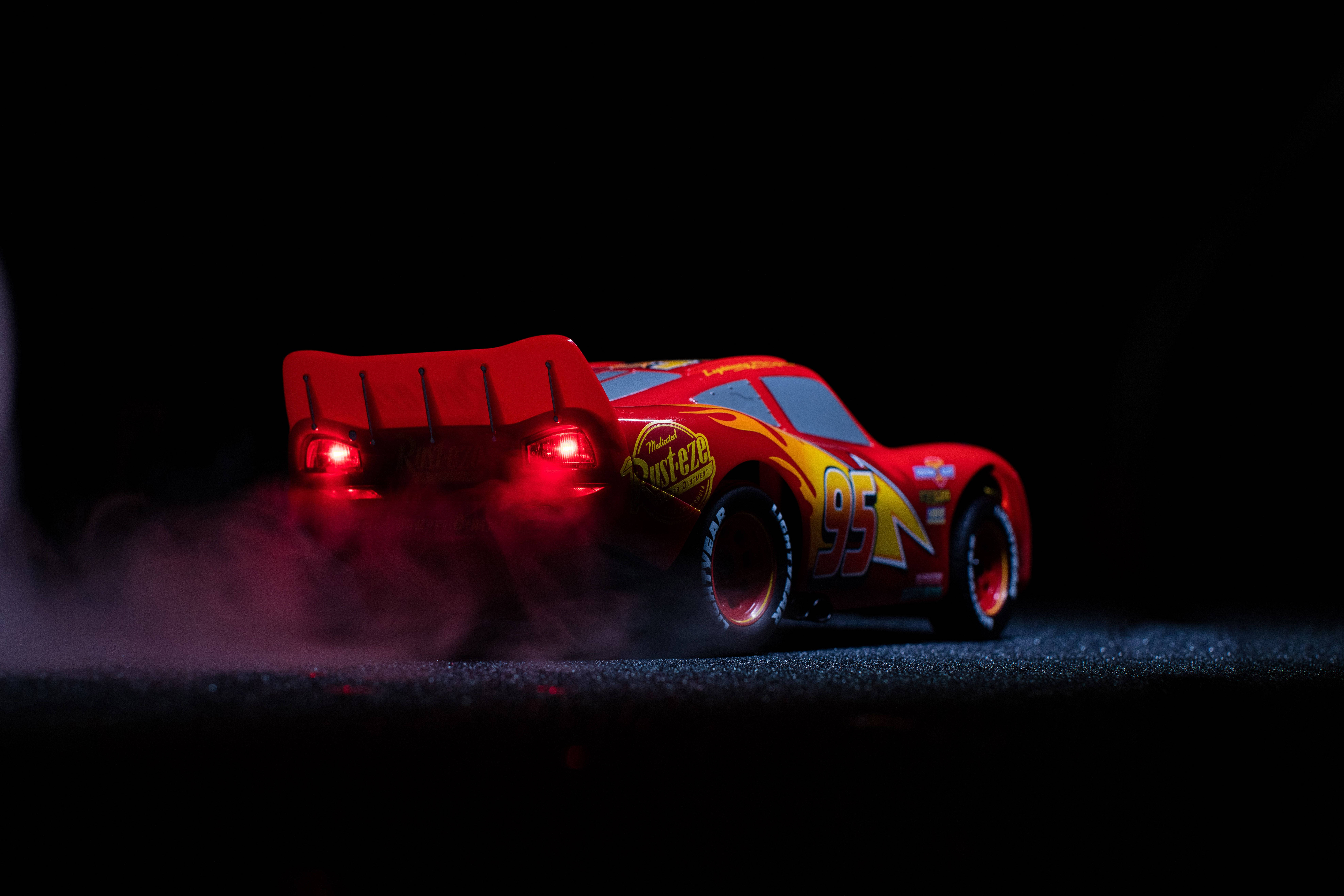 Lynet McQueen Cars 3 Disney 4K Ultra Wide Bakgrunner