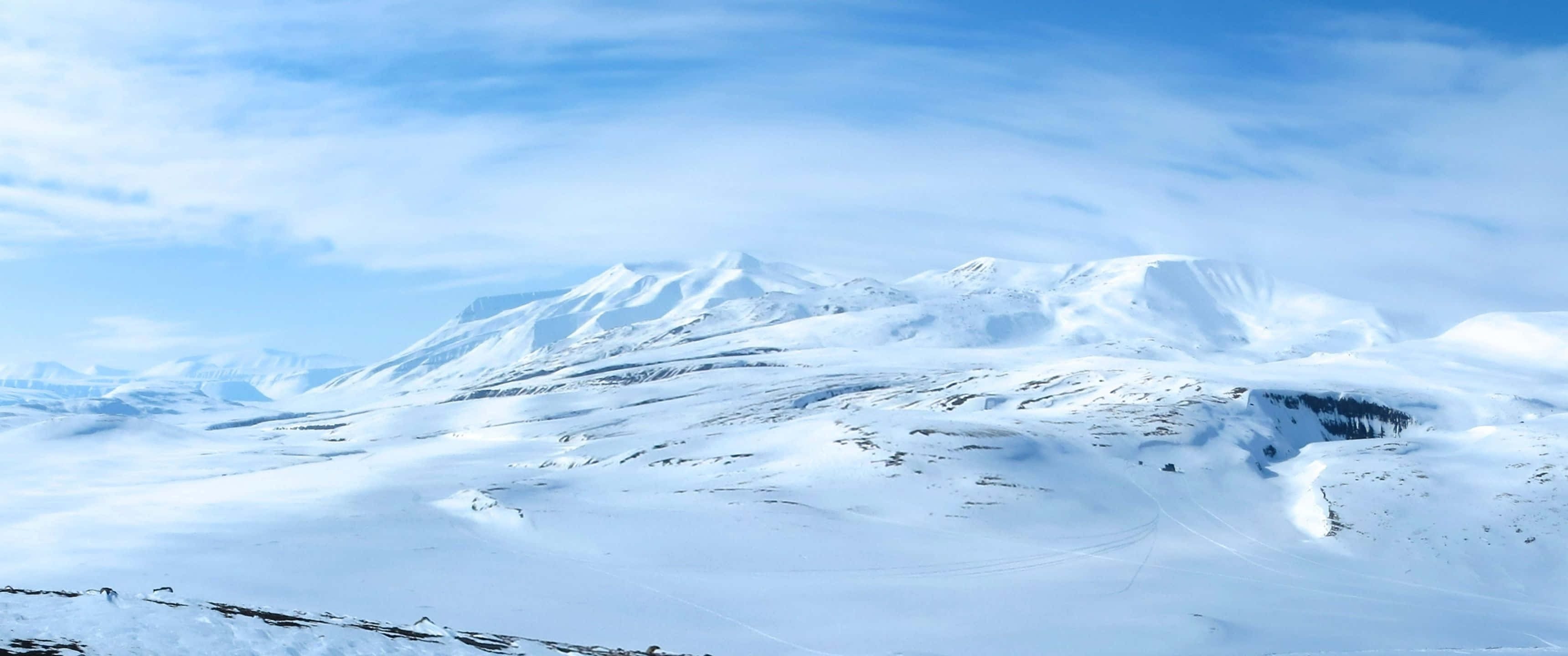 Lys blå himmel over fjellkjede ved havet Bakgrunner