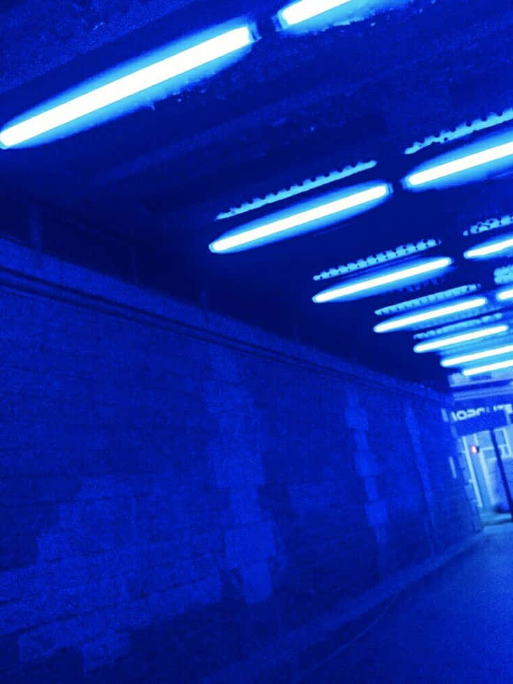 Lys opp dagen din med en fargerik Neon Blue Aesthetic Bakgrunner