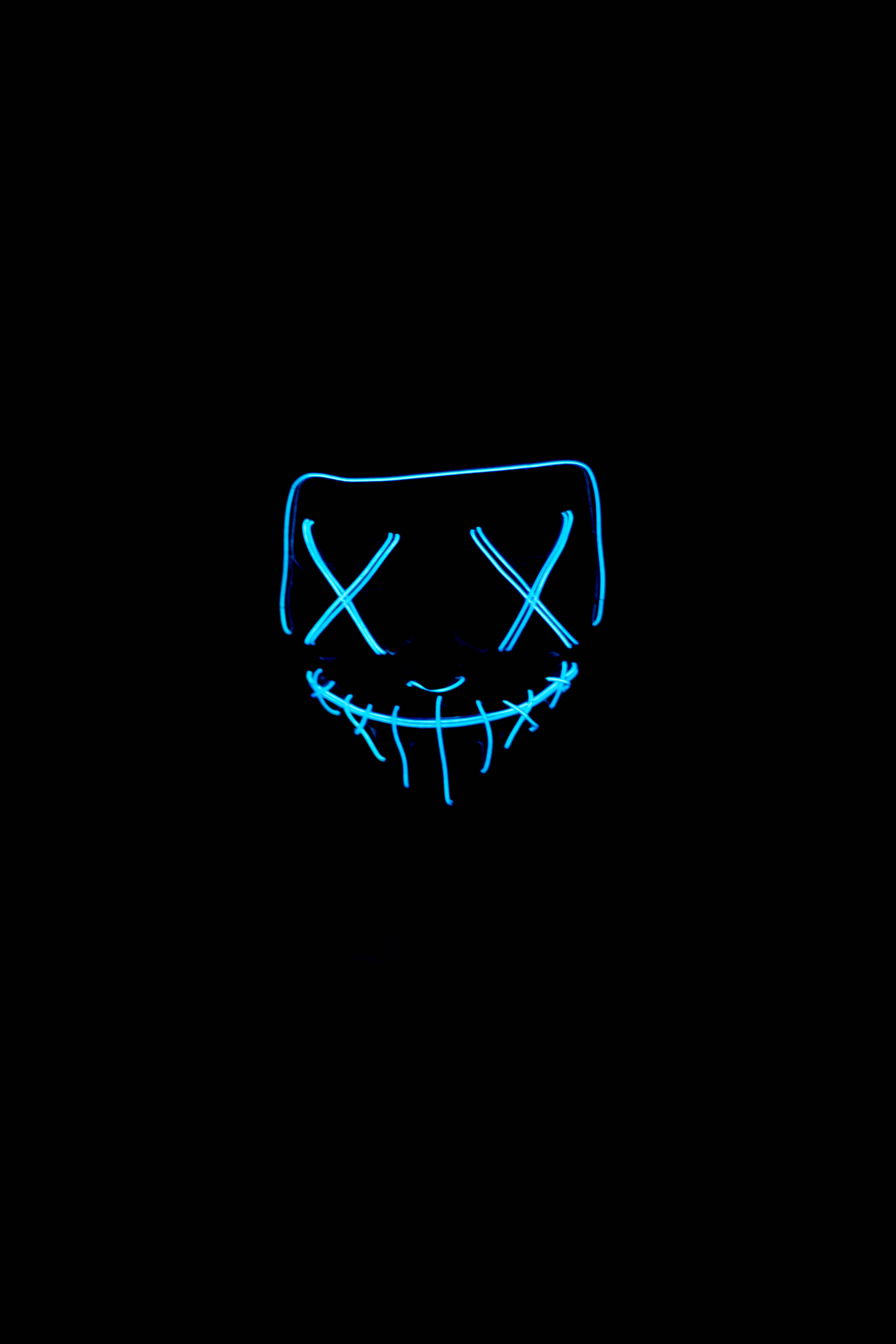 Lys opp natten med en innovativ, blå LED Halloween-maske fra Dim. Bakgrunner