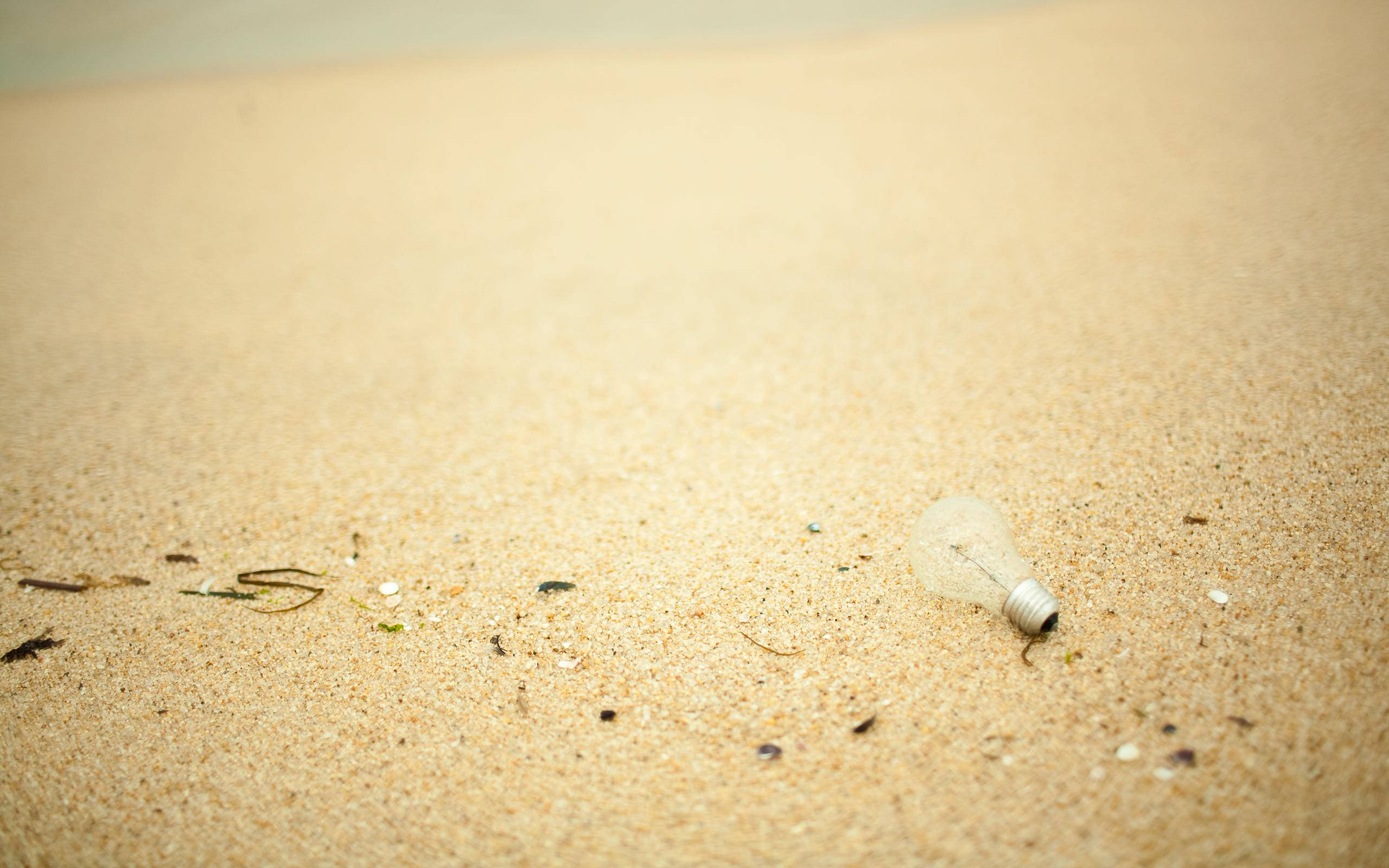 Lyspære over sand Bakgrunner