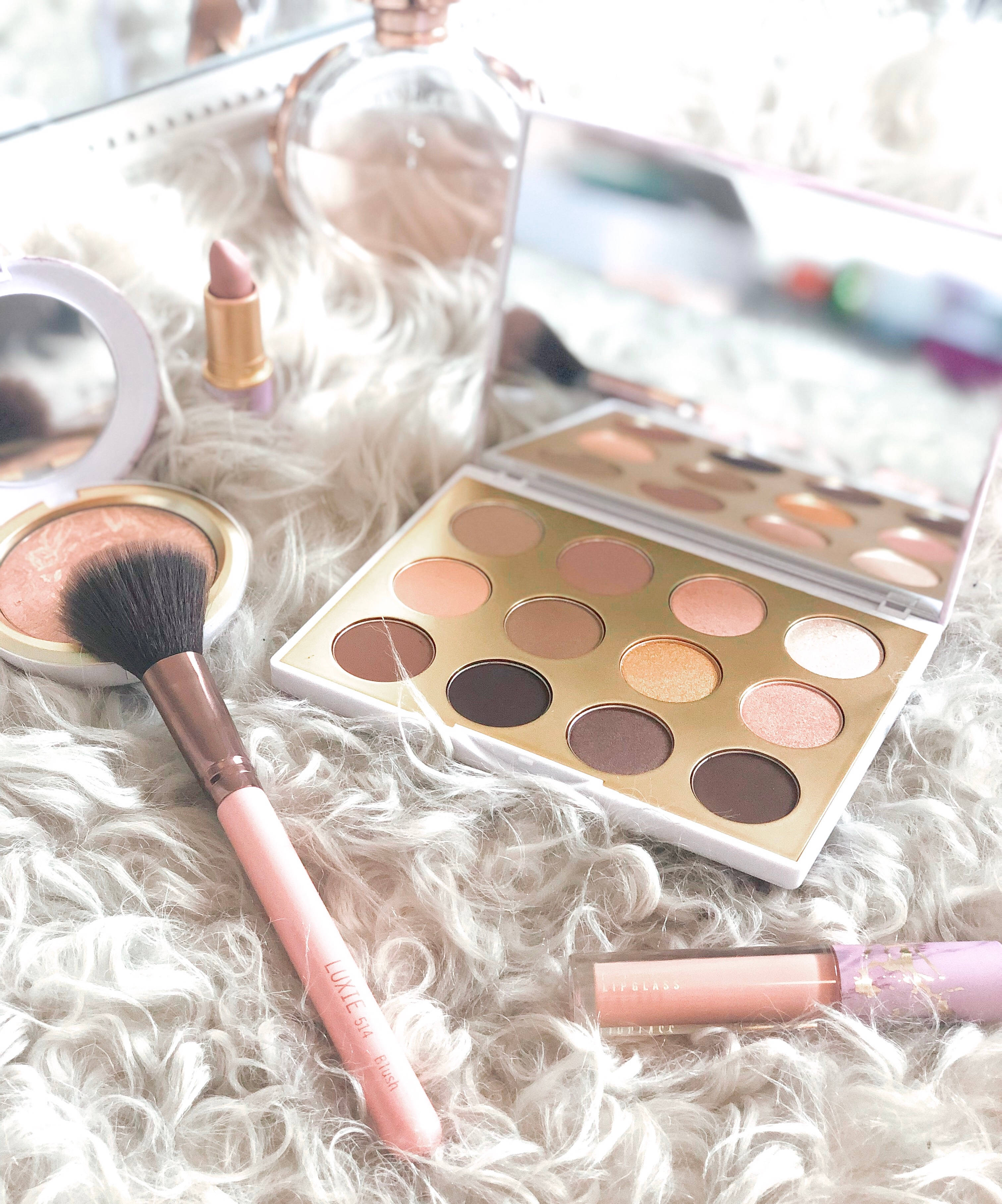 Mac Cosmetics Snow Ball Bakgrunner