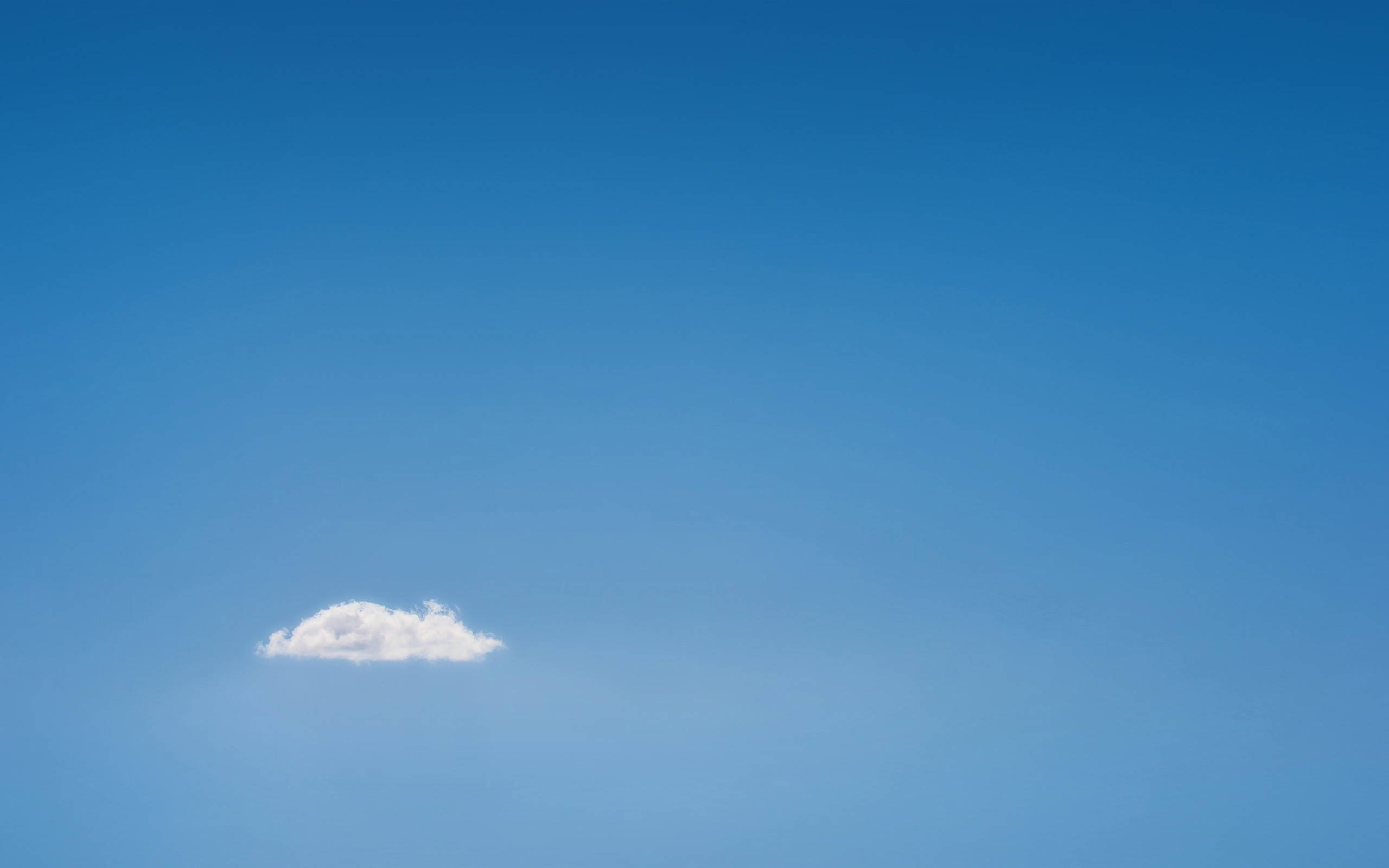 MacBook Air Ensom Sky Bakgrunner