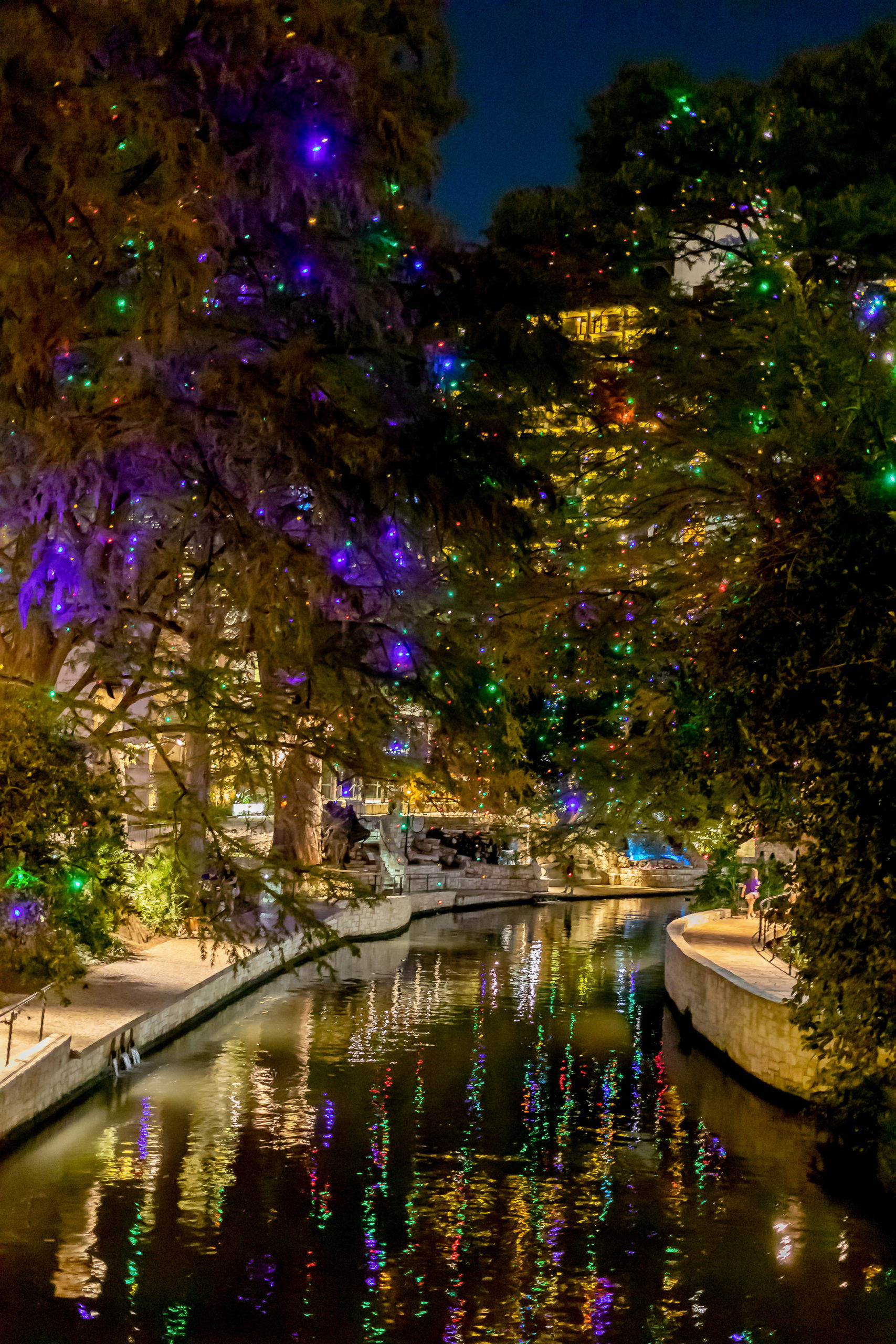 Magiske julelys lyser opp San Antonio River Walk. Bakgrunner