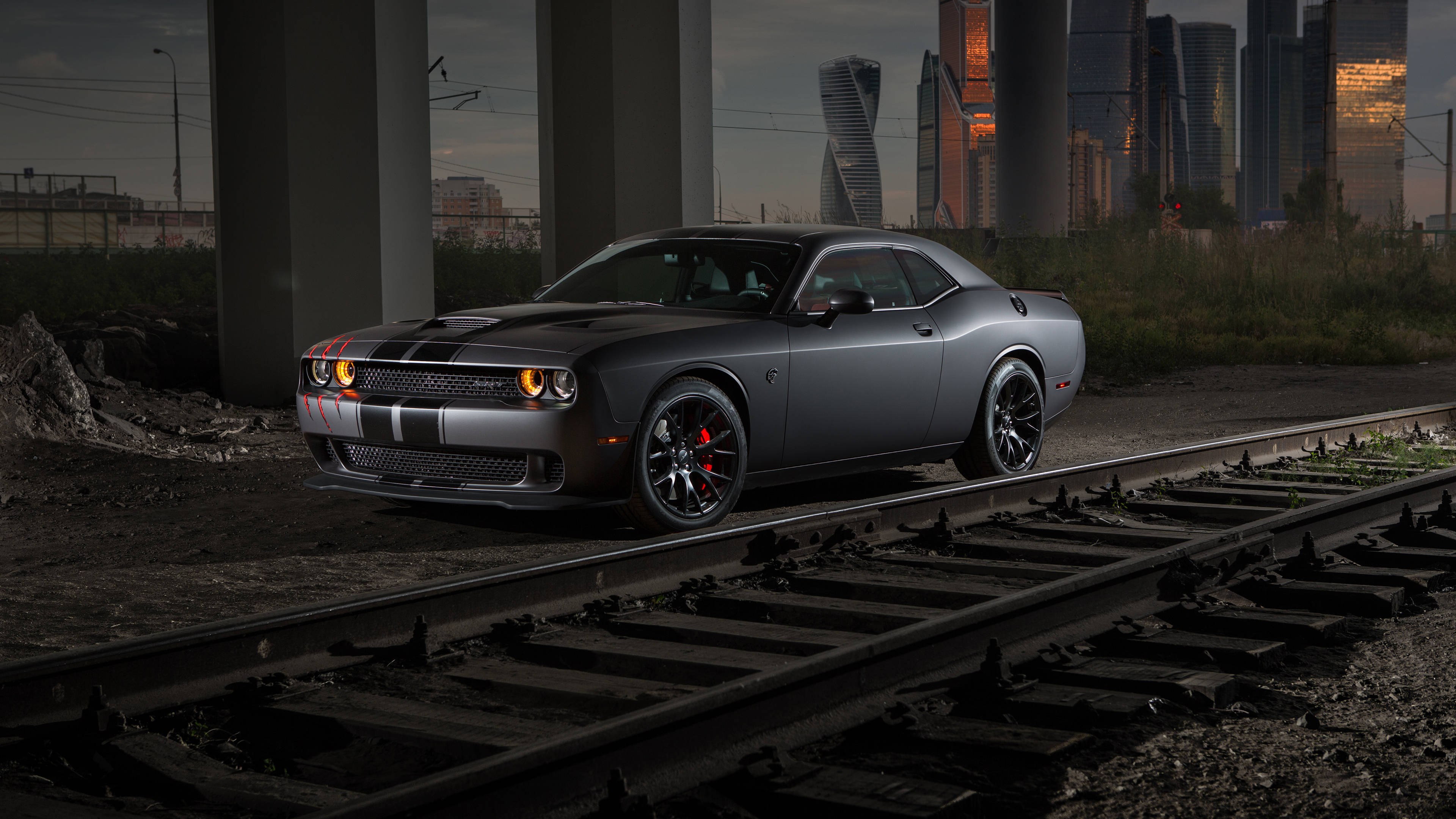 Majestetisk Dodge Challenger Demon i 4K ved et jernbanespor Bakgrunner