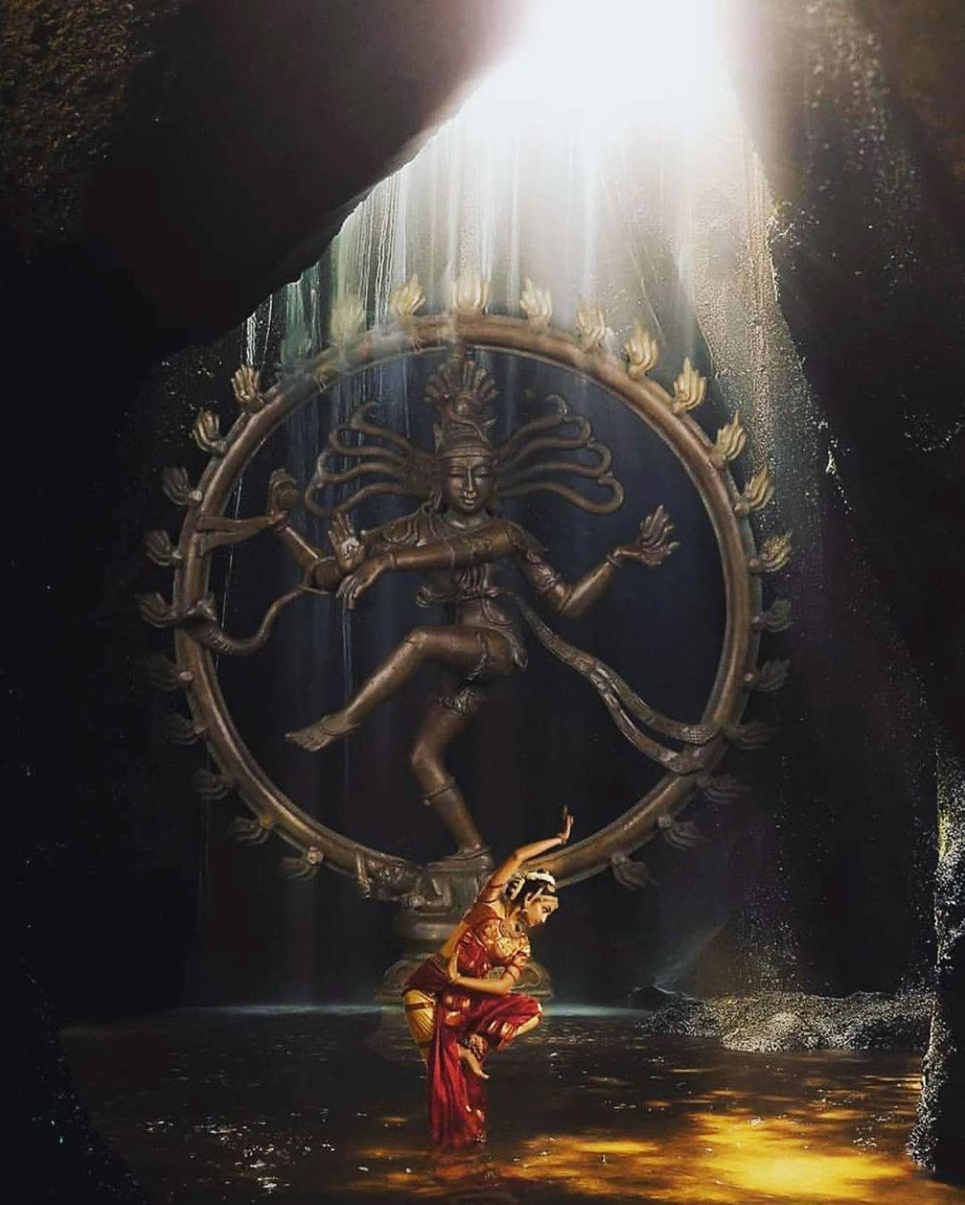 Majestetisk Nataraja-bilde i hulekunstbakgrunn Bakgrunner