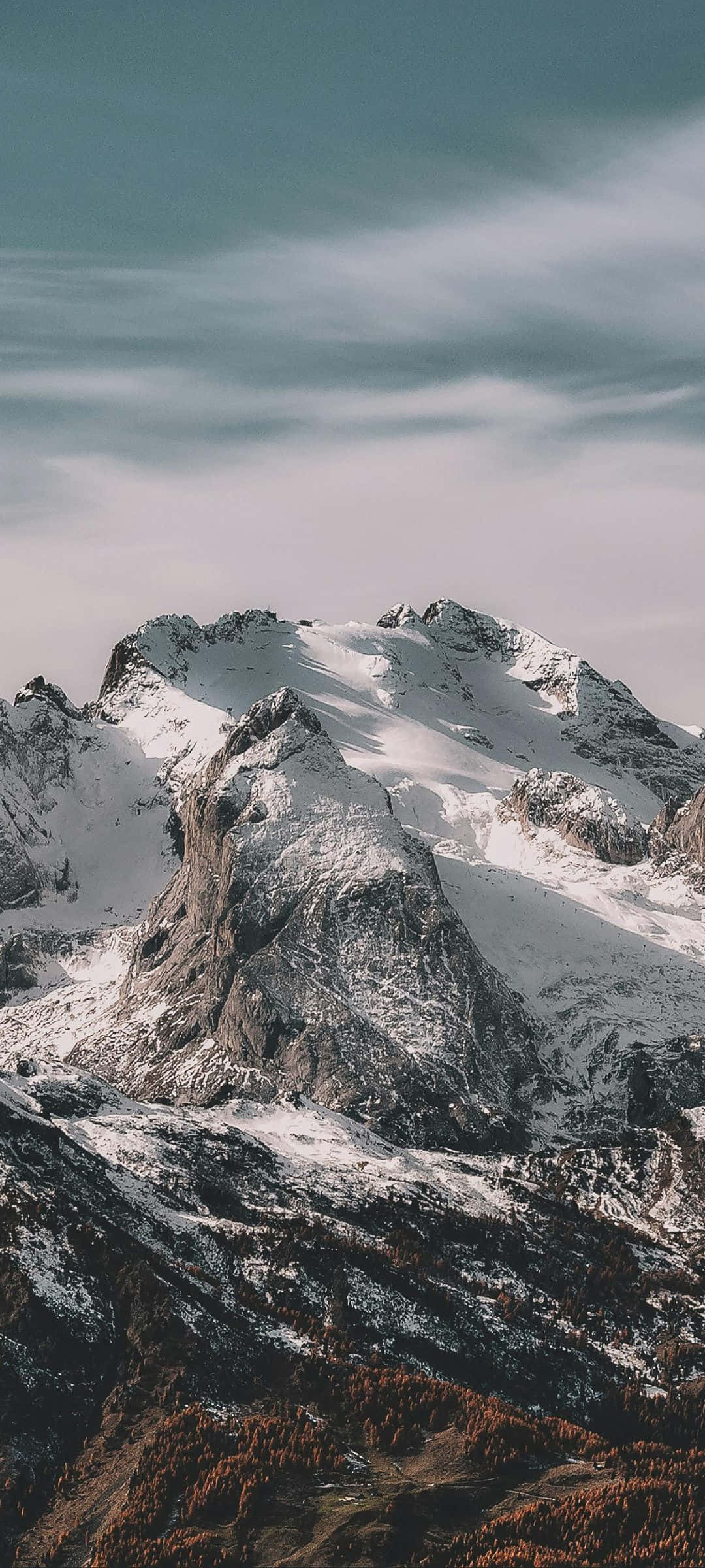 Majestetiske fjelltopper dekket av snø Bakgrunner