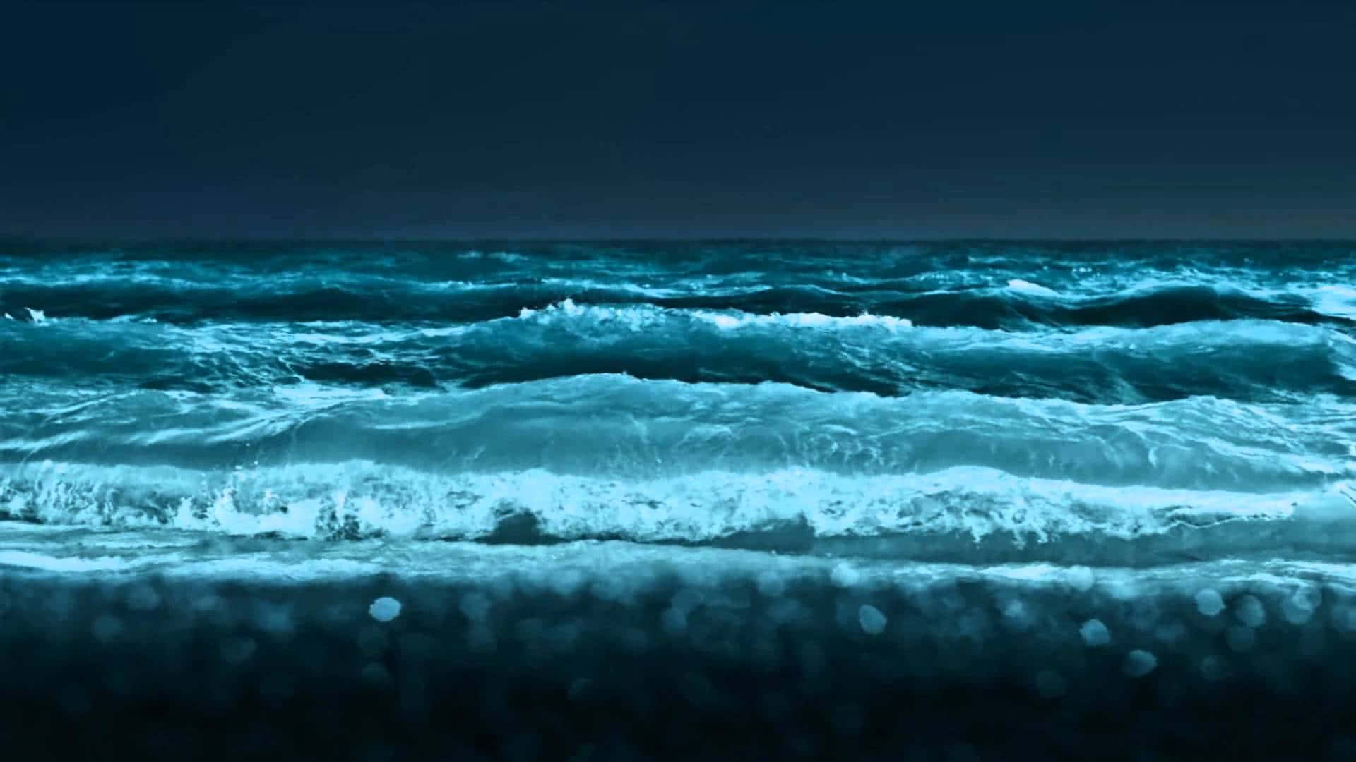 Majestetiske hav bølger som slår mot stranden Bakgrunner