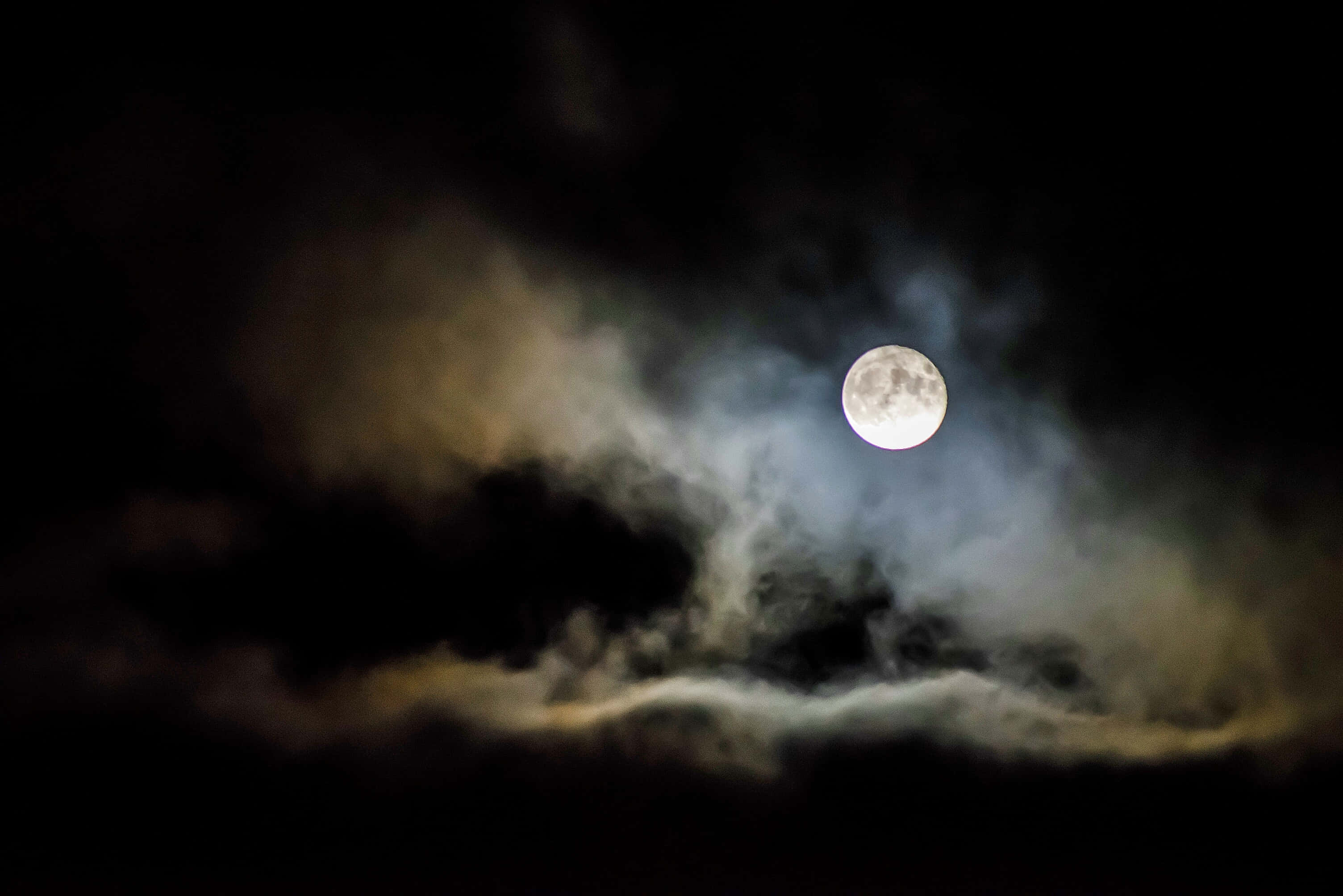 Måne på overskyet himmel Bakgrunner