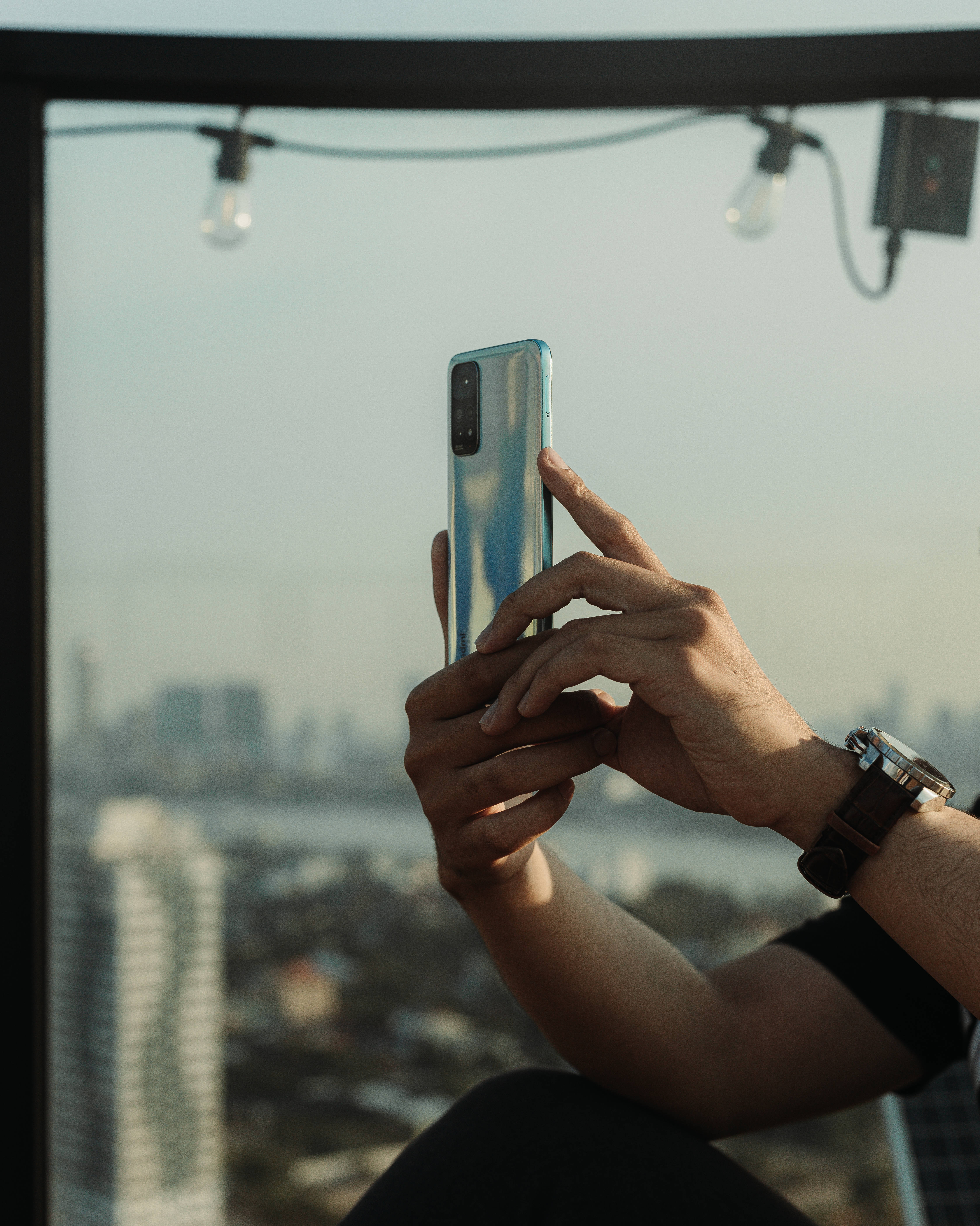 Mann med Xiaomi-smarttelefon Bakgrunner